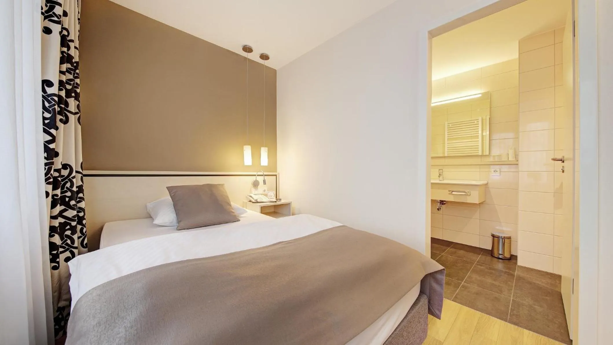 Photo of the whole room, Bed in Hotel Schwanen Stuttgart Airport/Messe