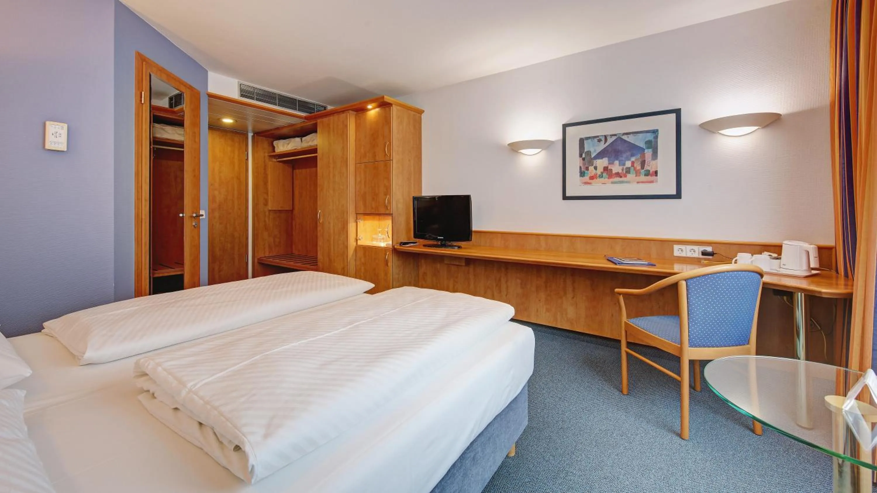 Photo of the whole room, Bed in Hotel Schwanen Stuttgart Airport/Messe
