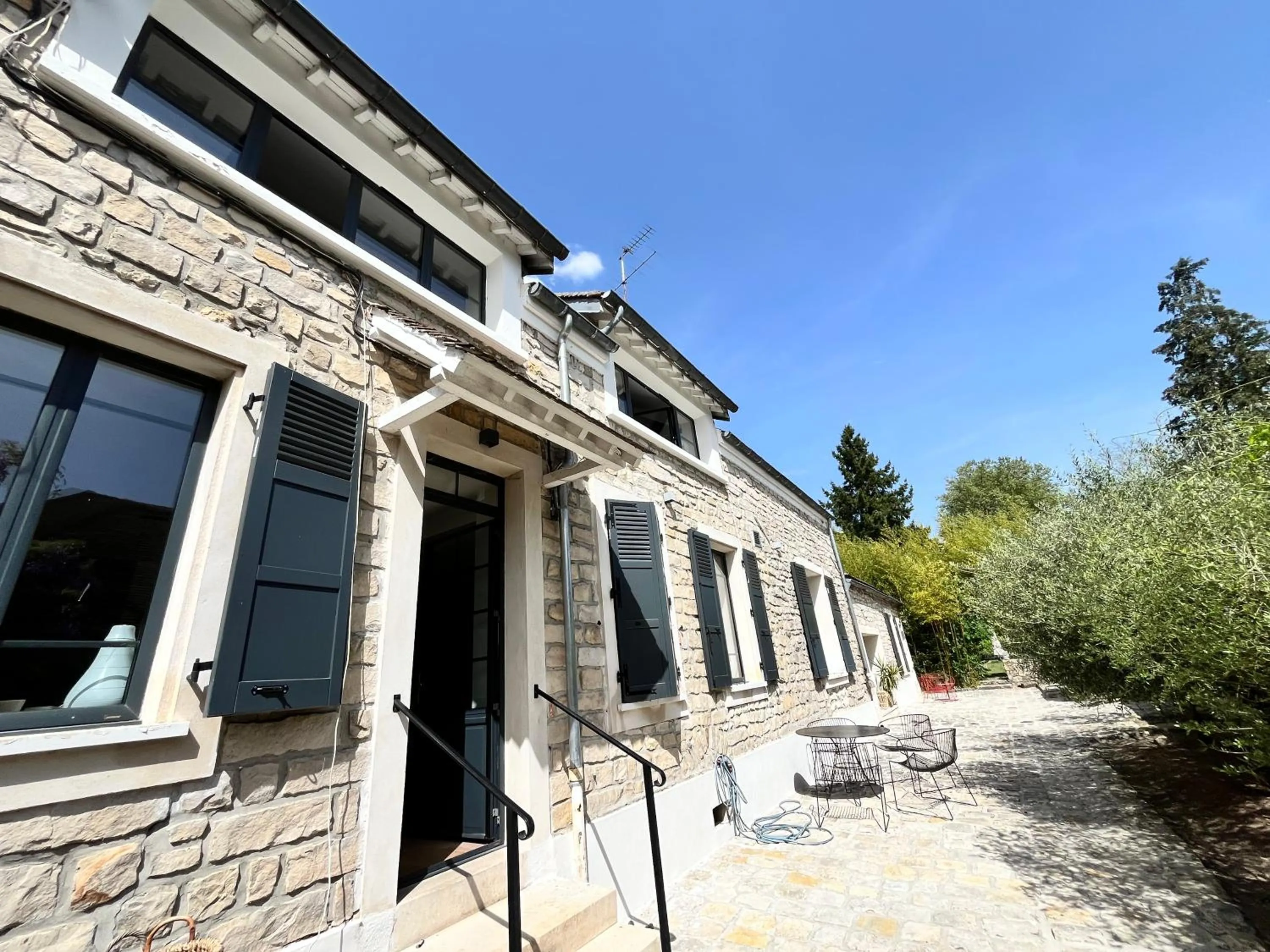 Cocon en lisière de forêt