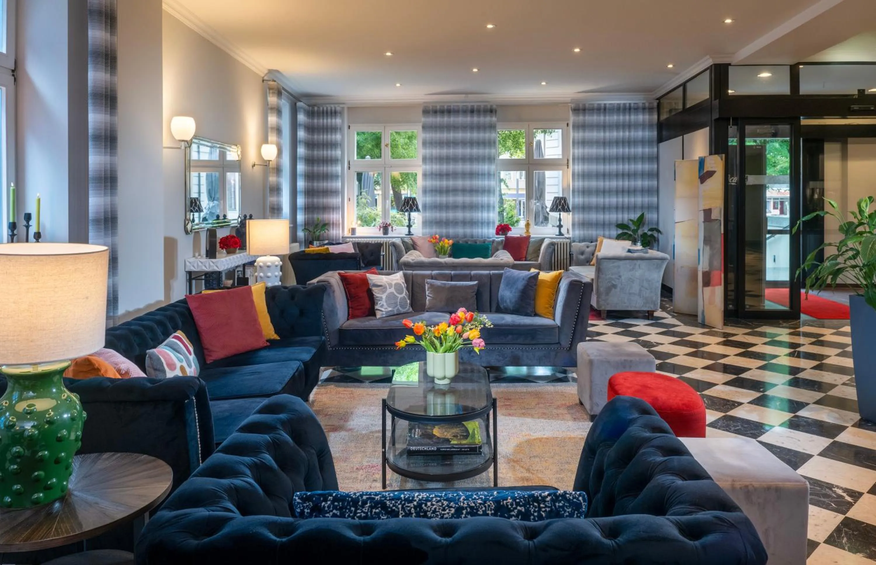 Communal lounge/ TV room in SORAT Hotel Cottbus