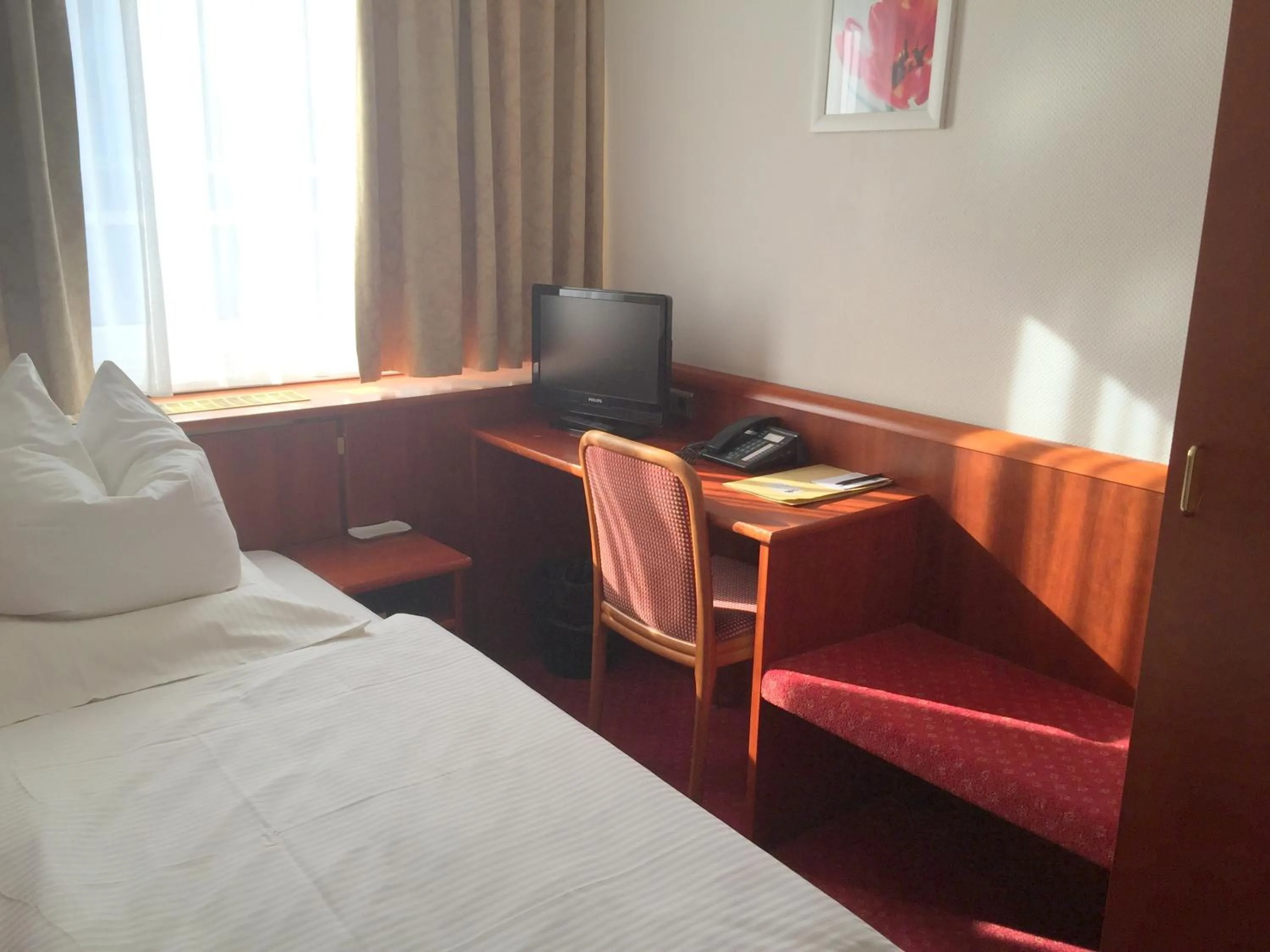 Bedroom, Bed in Hotel Bismarck