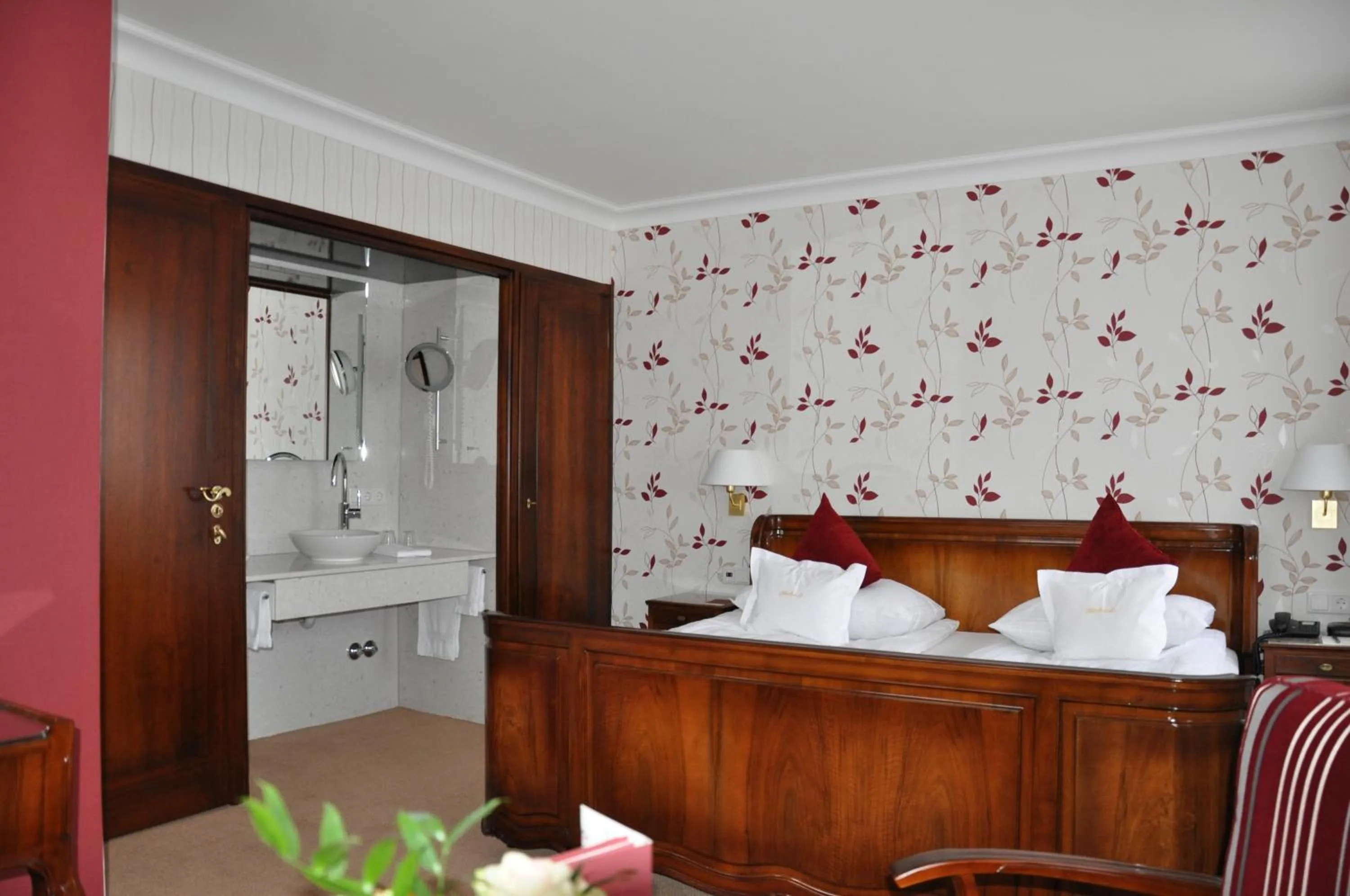 Photo of the whole room, Bed in Boutiquehotel Oberkirch im Zentrum