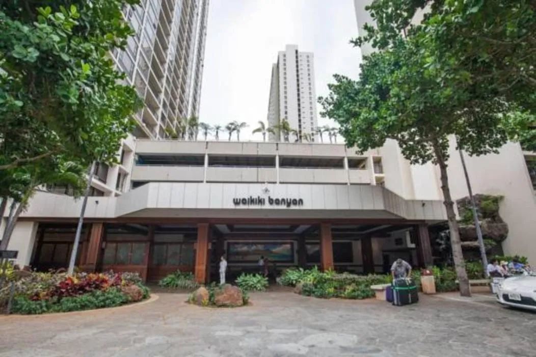 Waikiki Banyan Modern One Bedroom Free Parking