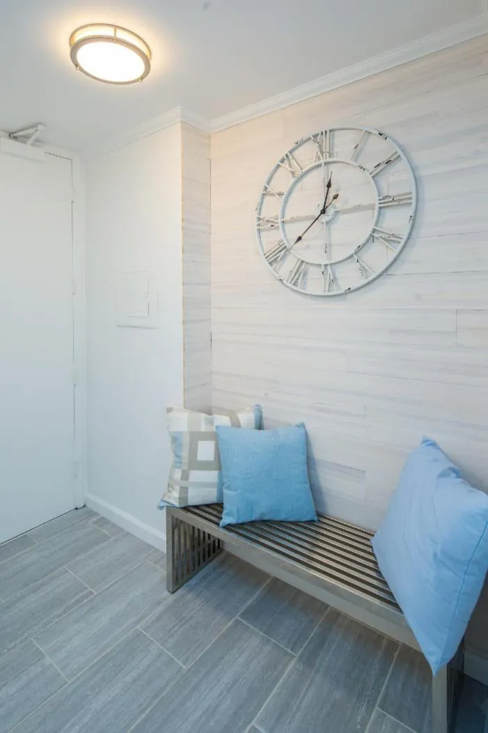 Waikiki Banyan Modern One Bedroom Free Parking