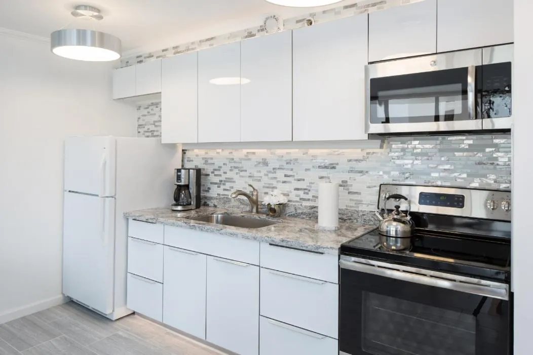 Waikiki Banyan Modern One Bedroom Free Parking