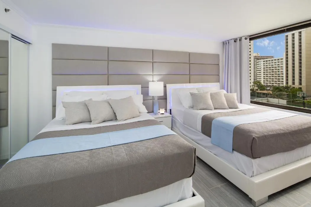 Bed in Waikiki Banyan Modern One Bedroom Free Parking