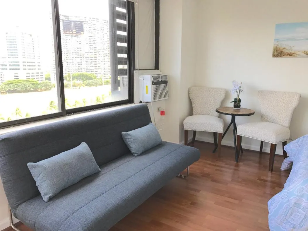 Modern Waikiki Sleek Studio