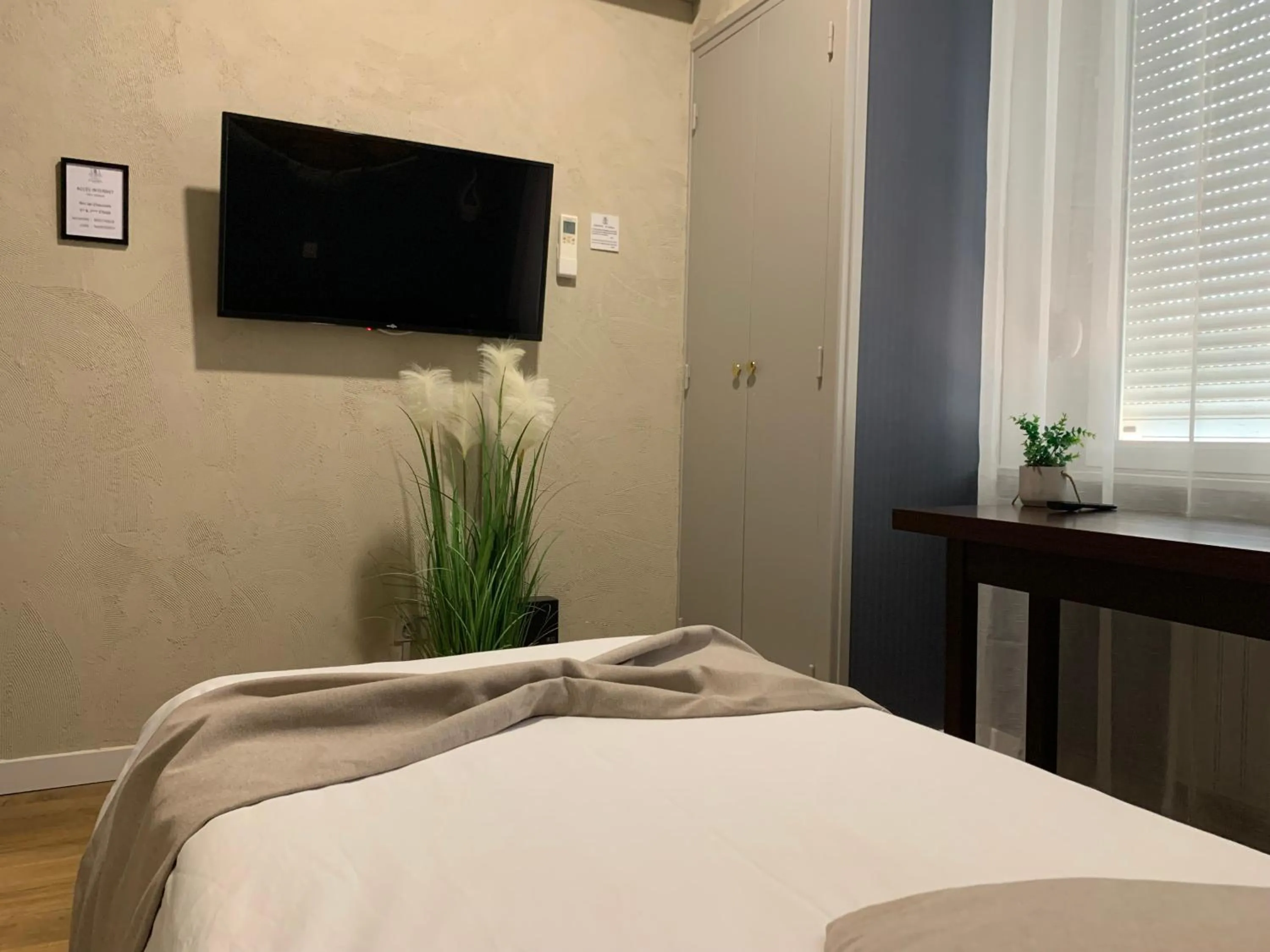 Bed in L'EMBLEME - BOUTIQUE HOTEL