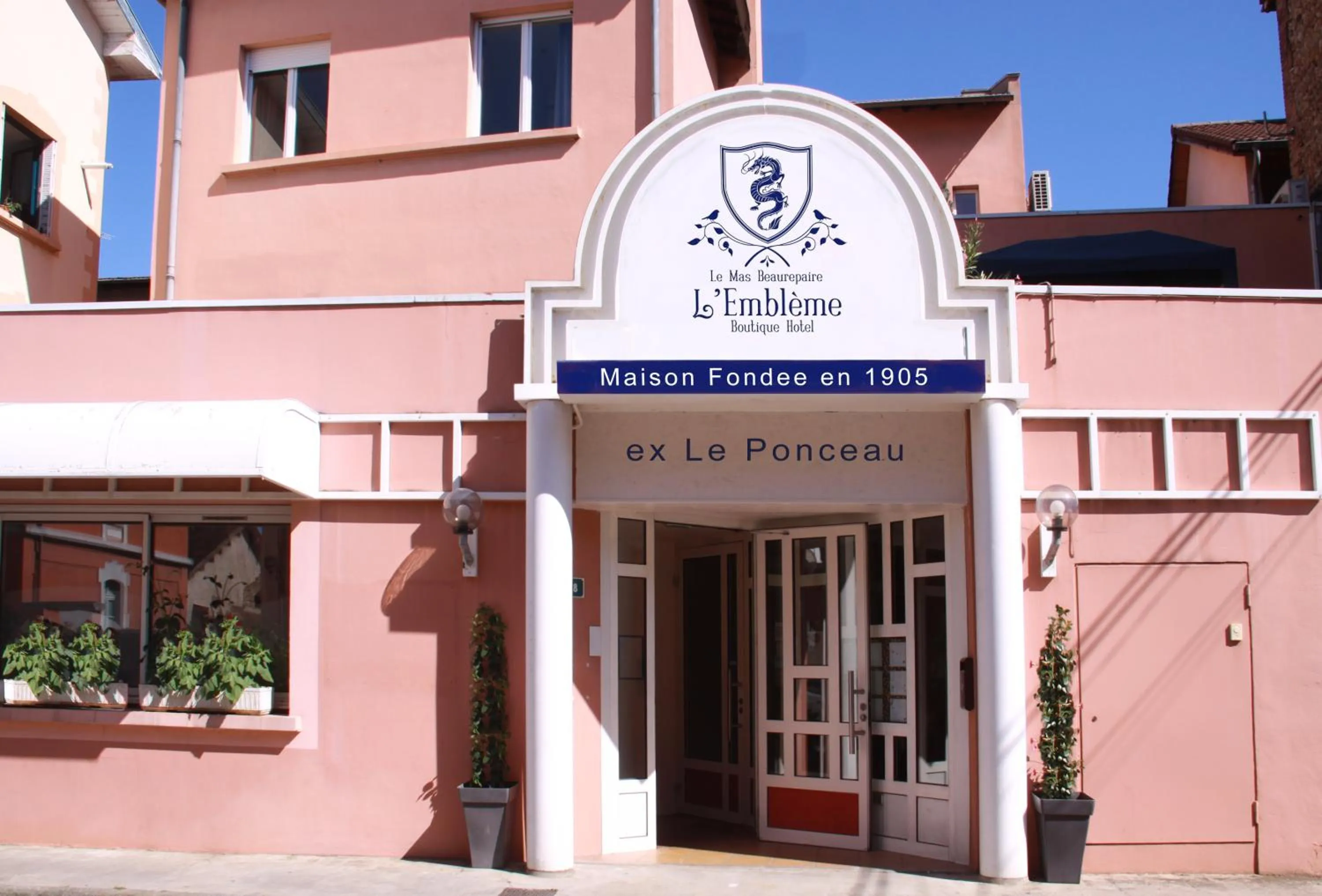 Facade/entrance in L'EMBLEME - BOUTIQUE HOTEL