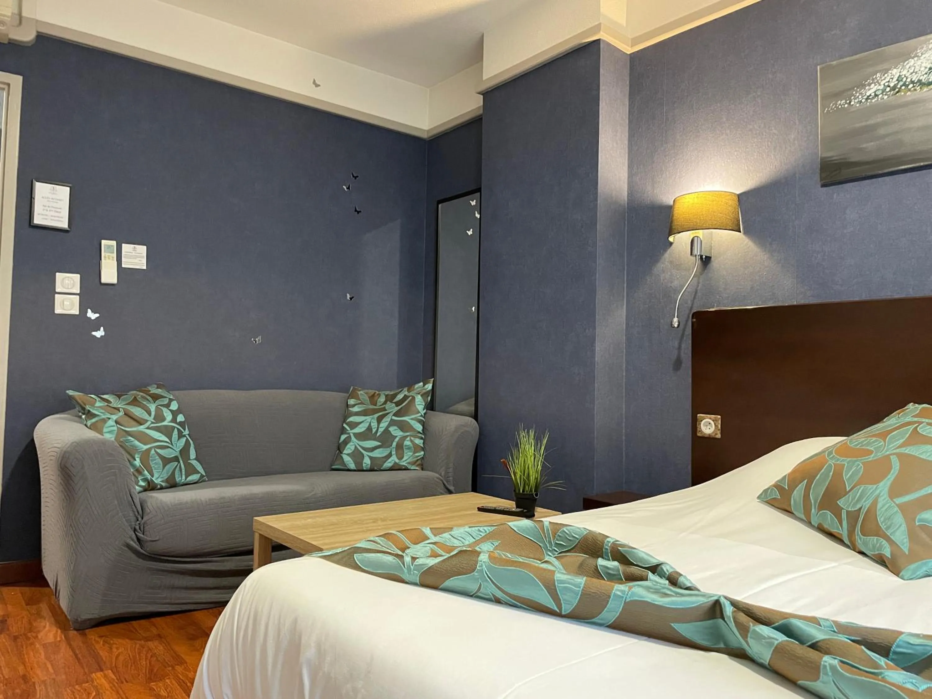 Seating area, Bed in L'EMBLEME - BOUTIQUE HOTEL