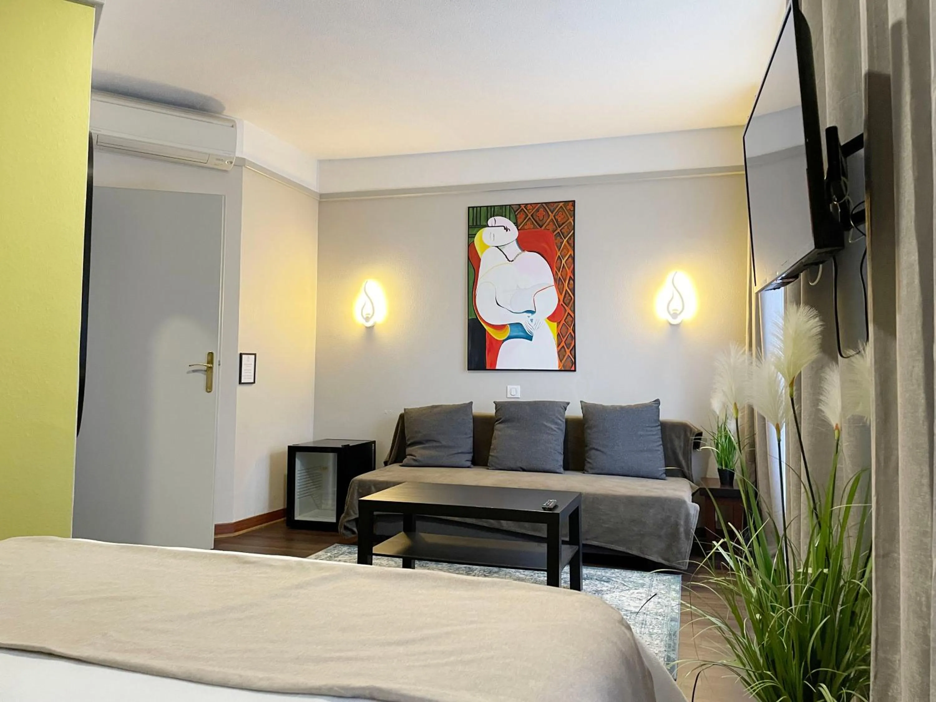 Bed in L'EMBLEME - BOUTIQUE HOTEL