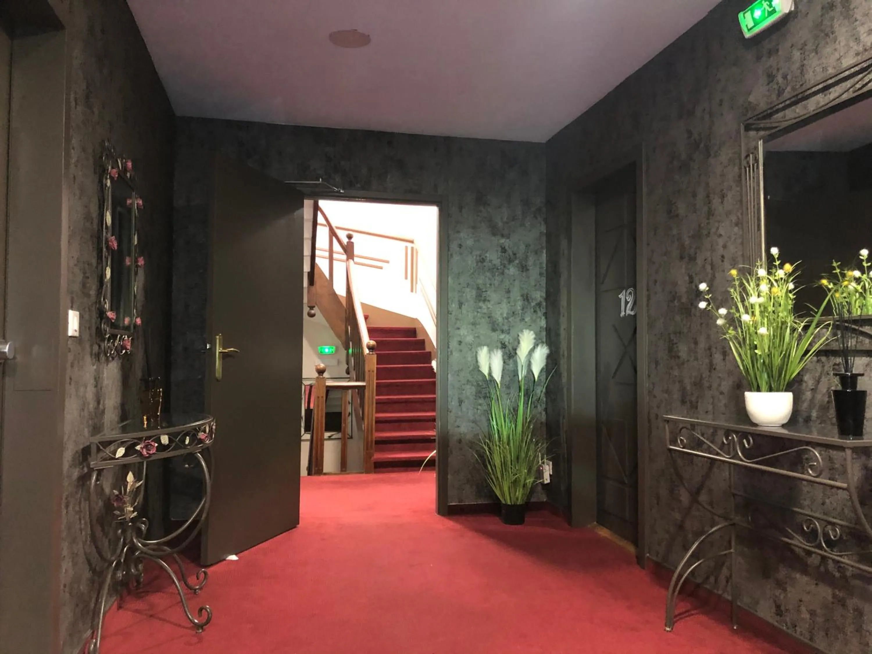 Lobby or reception in L'EMBLEME - BOUTIQUE HOTEL