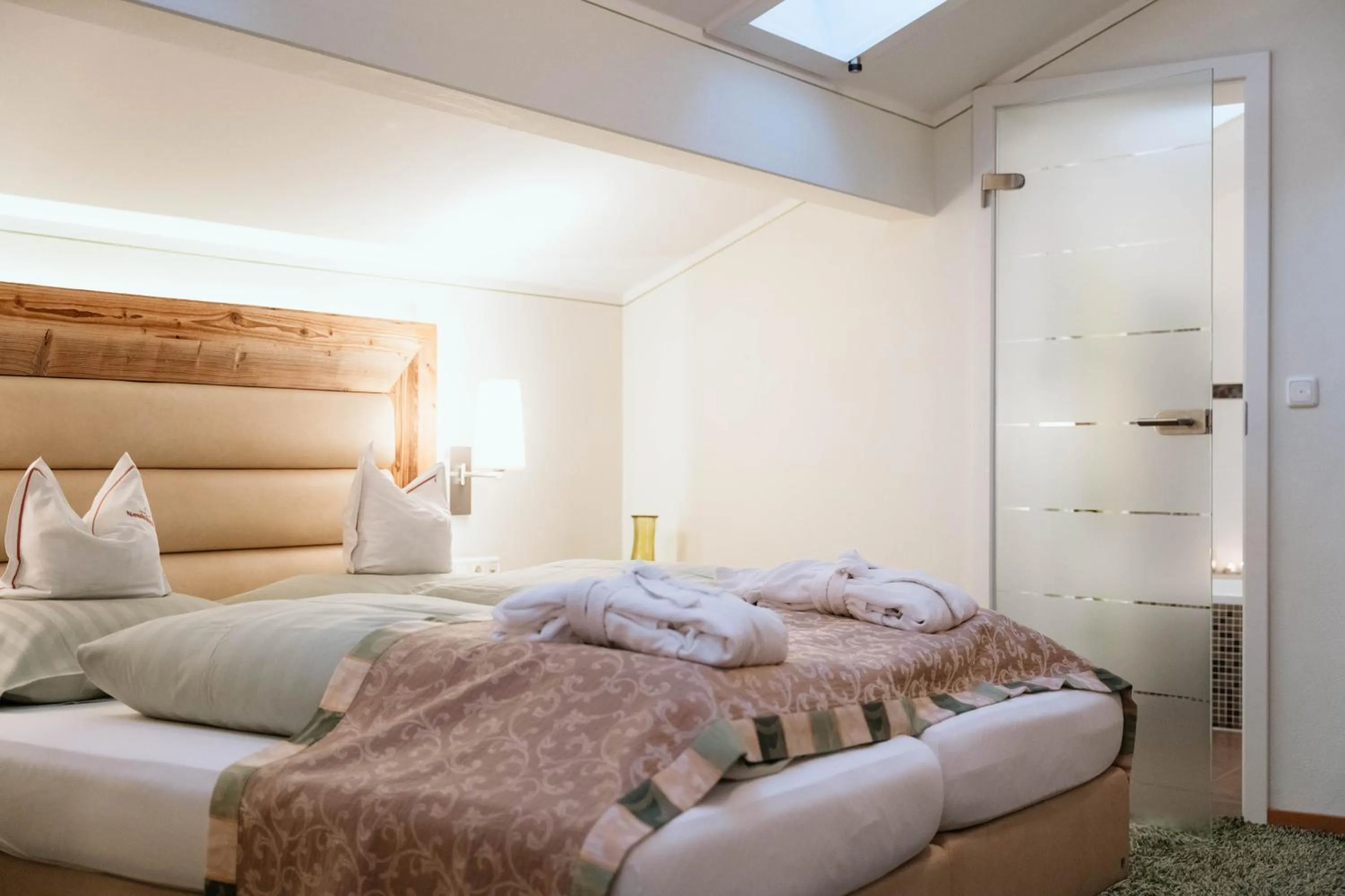 Photo of the whole room, Bed in Hotel Neuhäusl Superior