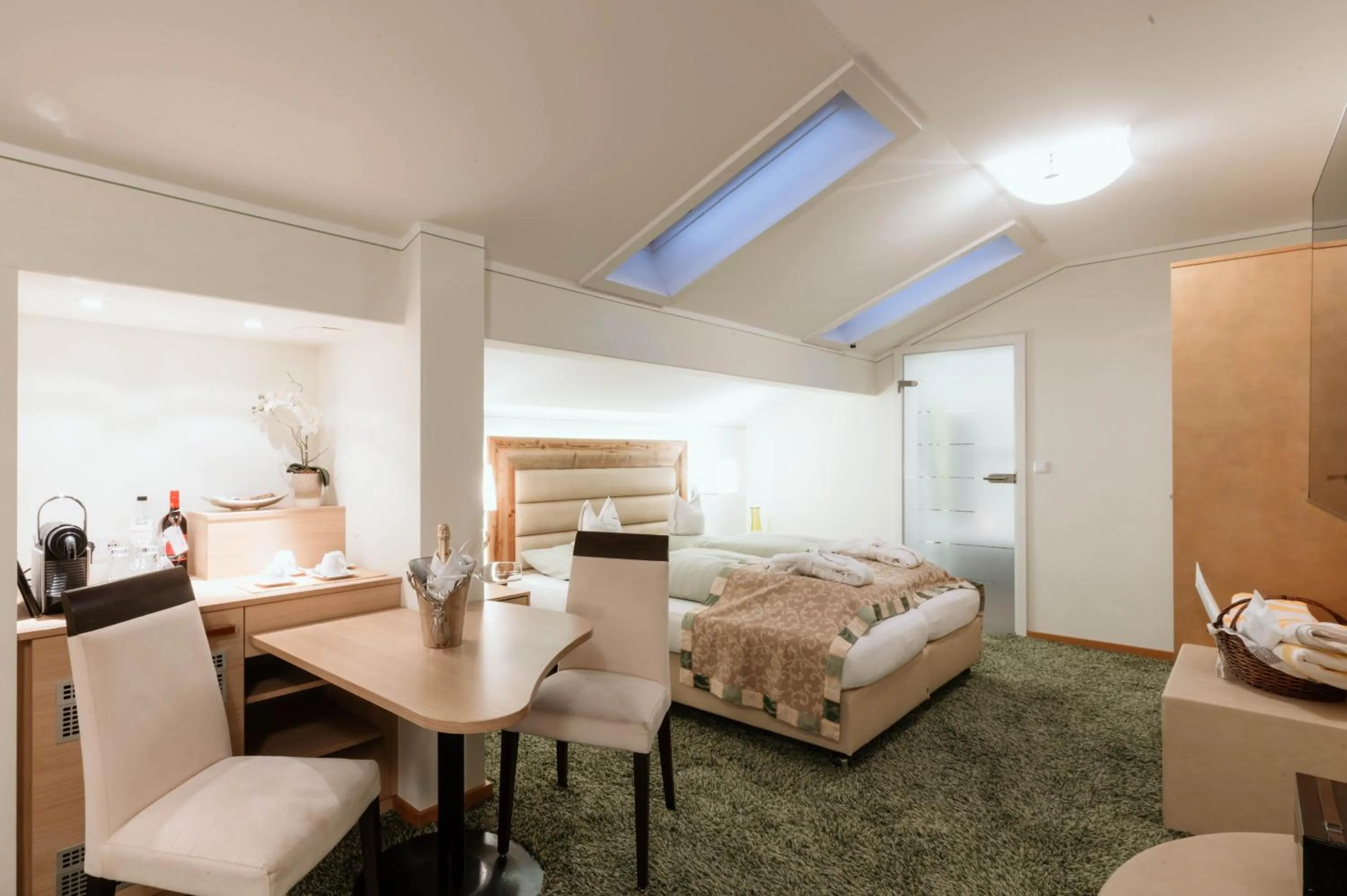 Photo of the whole room, Bed in Hotel Neuhäusl Superior