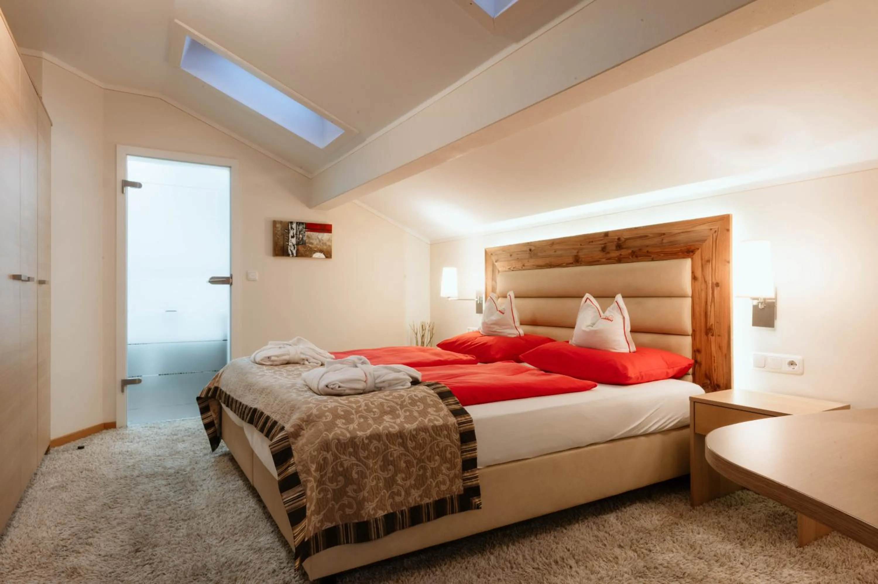 Photo of the whole room, Bed in Hotel Neuhäusl Superior