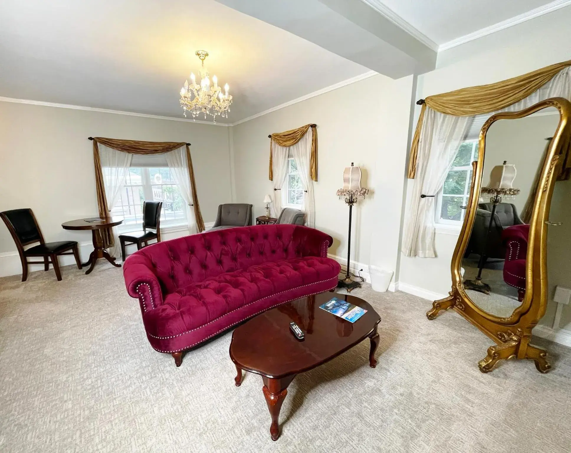 Deluxe Suite in Lowell Inn Deluxe Suite in Lowell Inn