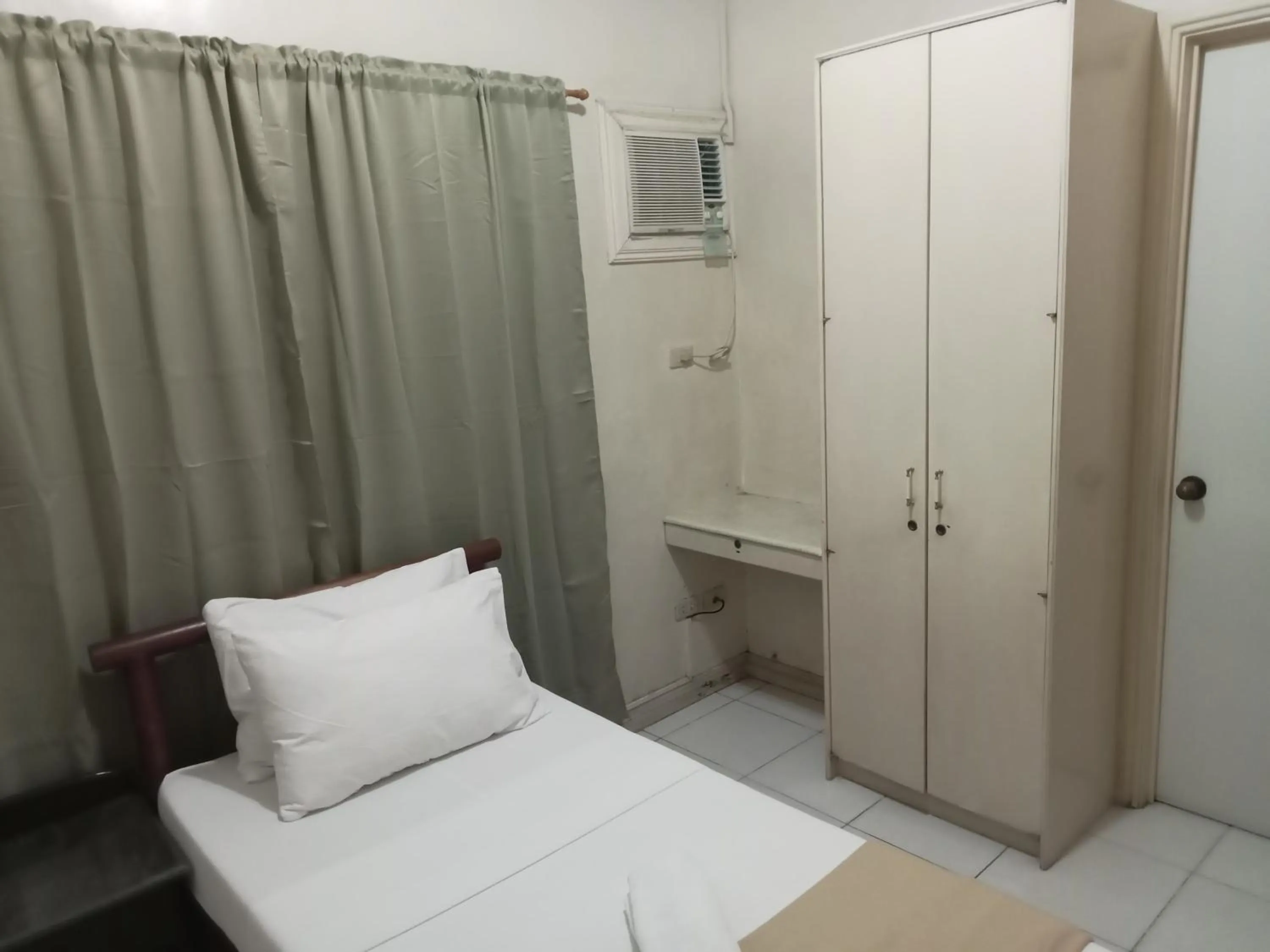 Bed in RedDoorz at Casa Marabella Villamonte Bacolod City