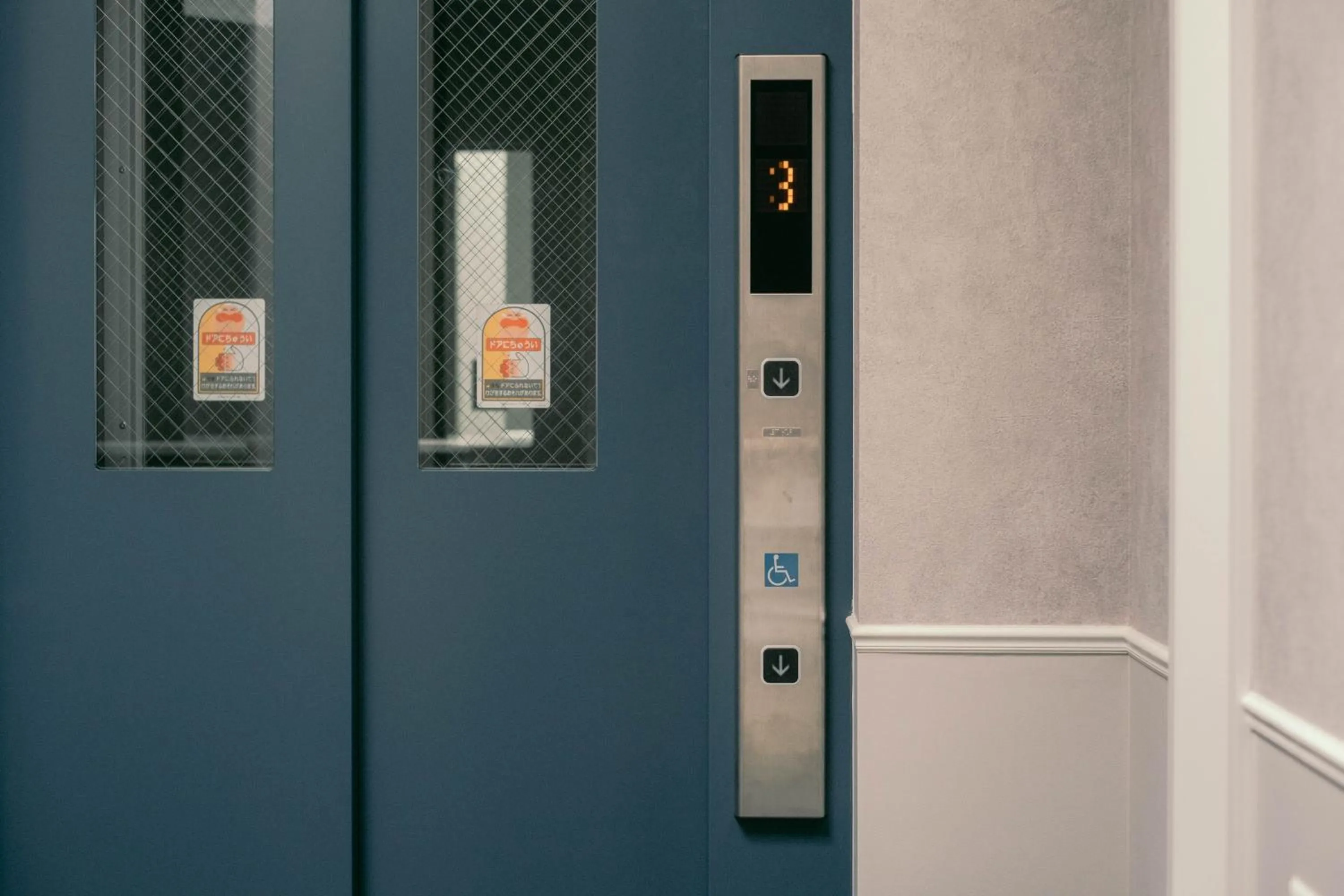 elevator in 7 Rooms Hotel & Cafe - 30mins from Disneyland