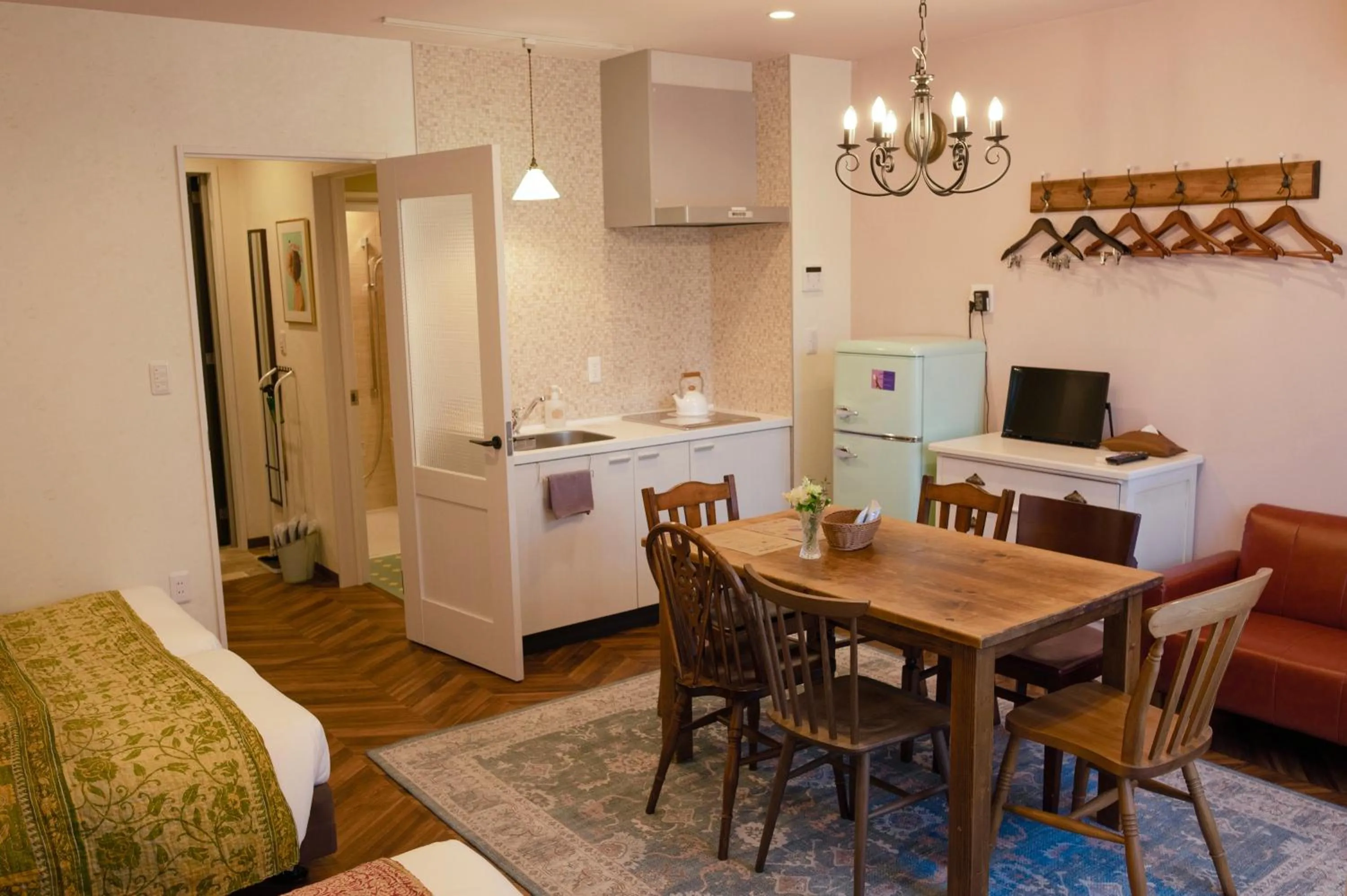 TV and multimedia in 7 Rooms Hotel & Cafe - 30mins from Disneyland