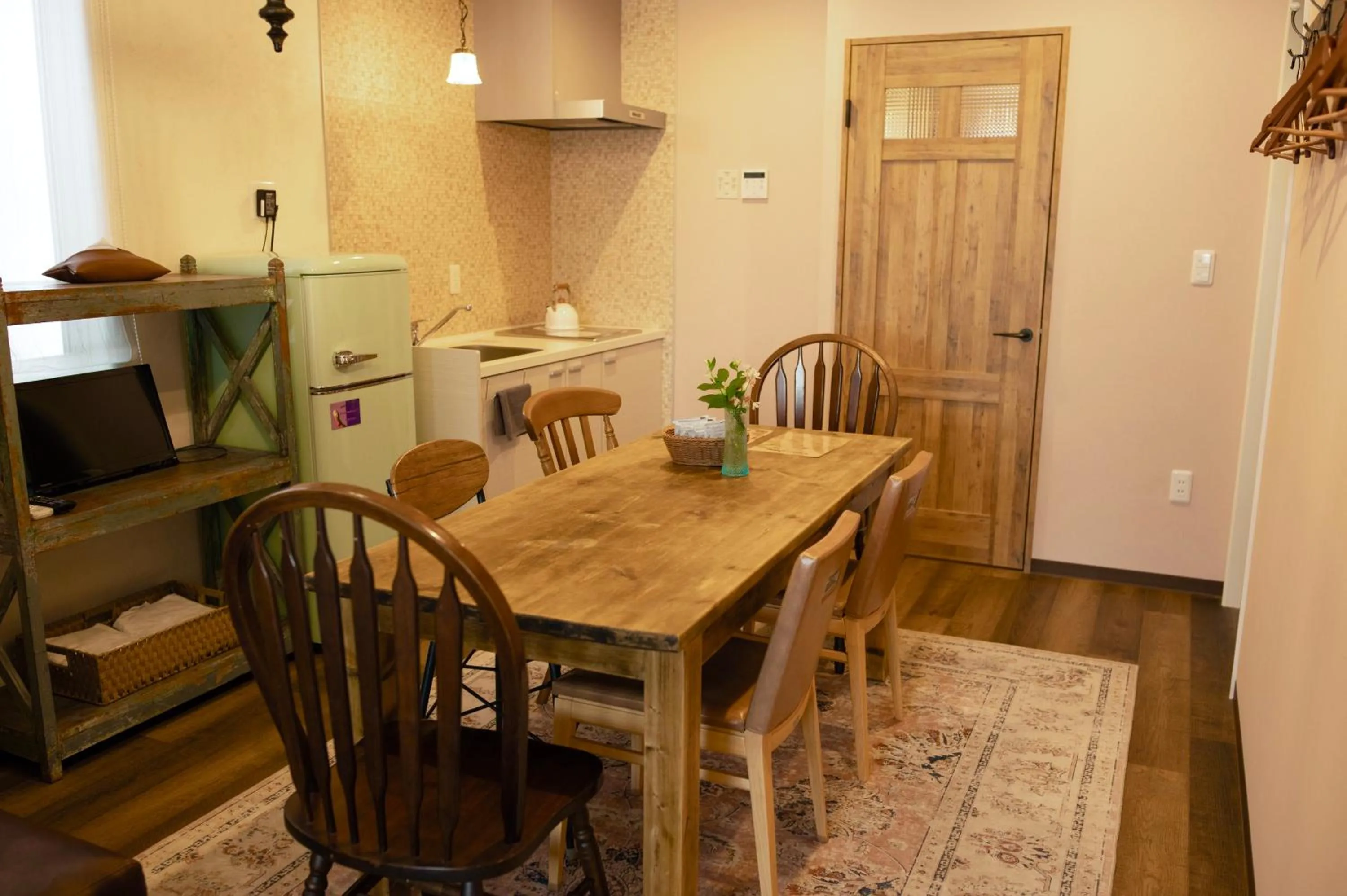 TV and multimedia in 7 Rooms Hotel & Cafe - 30mins from Disneyland