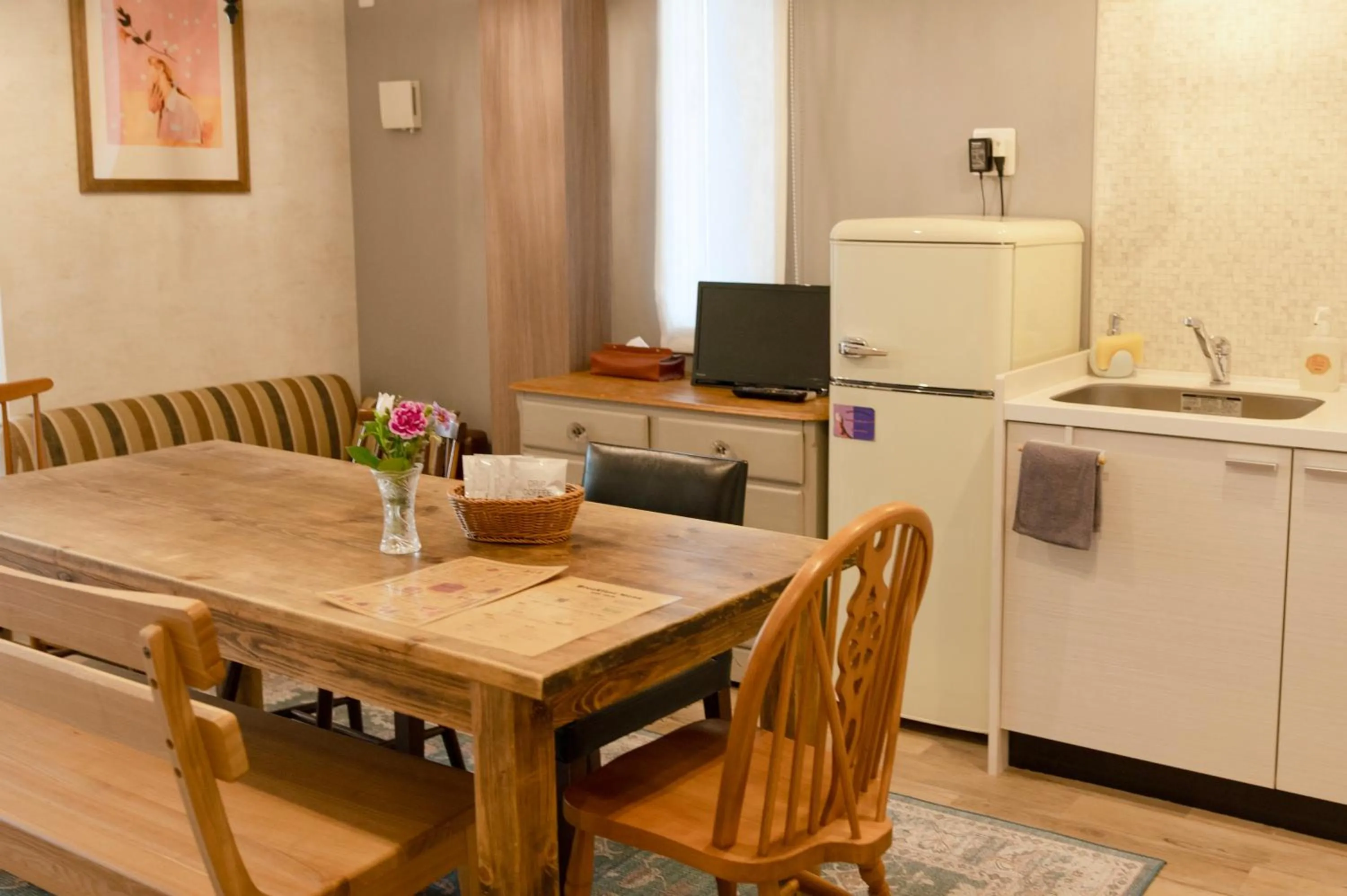 Kitchen or kitchenette in 7 Rooms Hotel & Cafe - 30mins from Disneyland