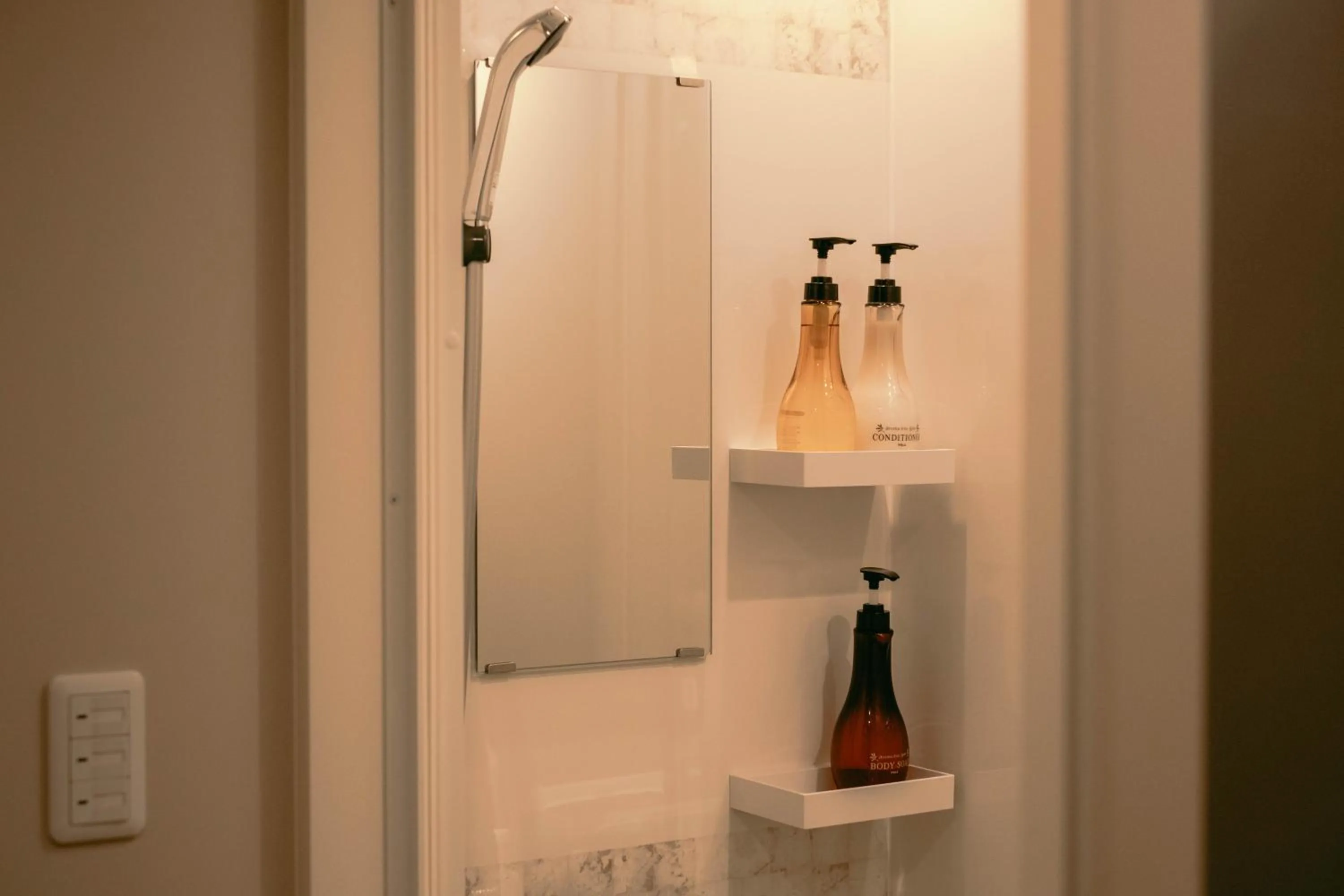 Shower in 7 Rooms Hotel & Cafe - 30mins from Disneyland