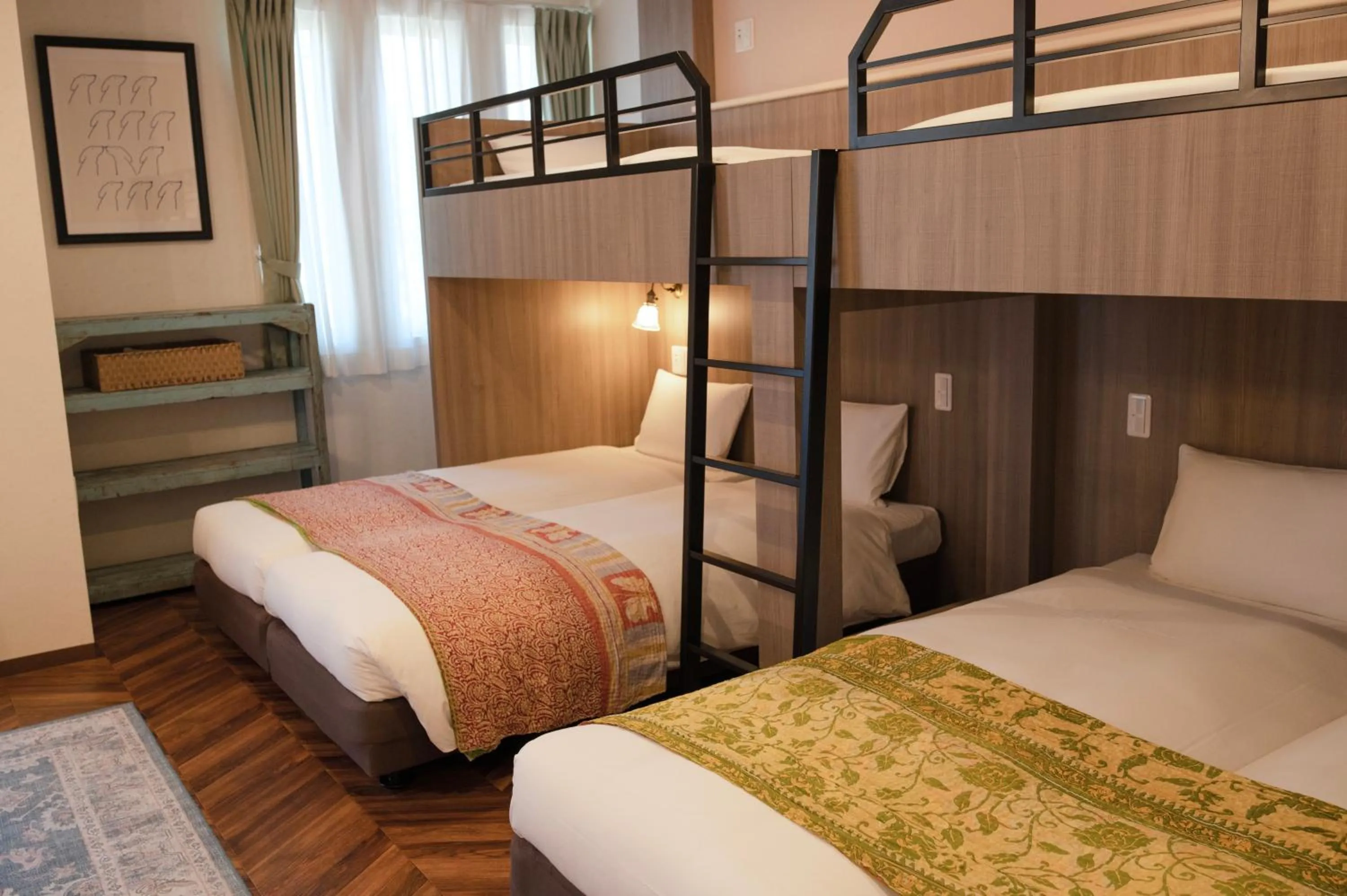 Bed in 7 Rooms Hotel & Cafe - 30mins from Disneyland