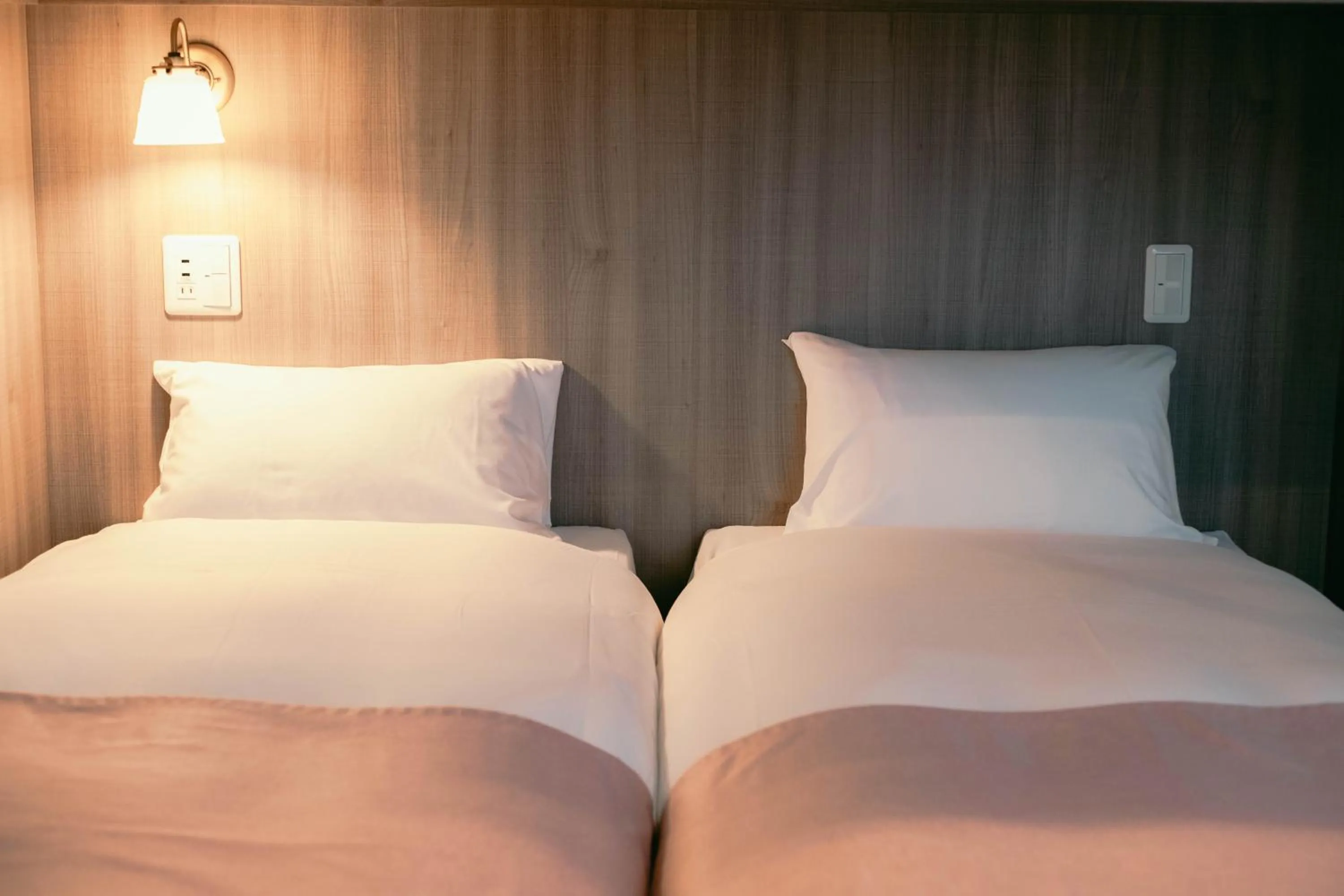 Bed in 7 Rooms Hotel & Cafe - 30mins from Disneyland