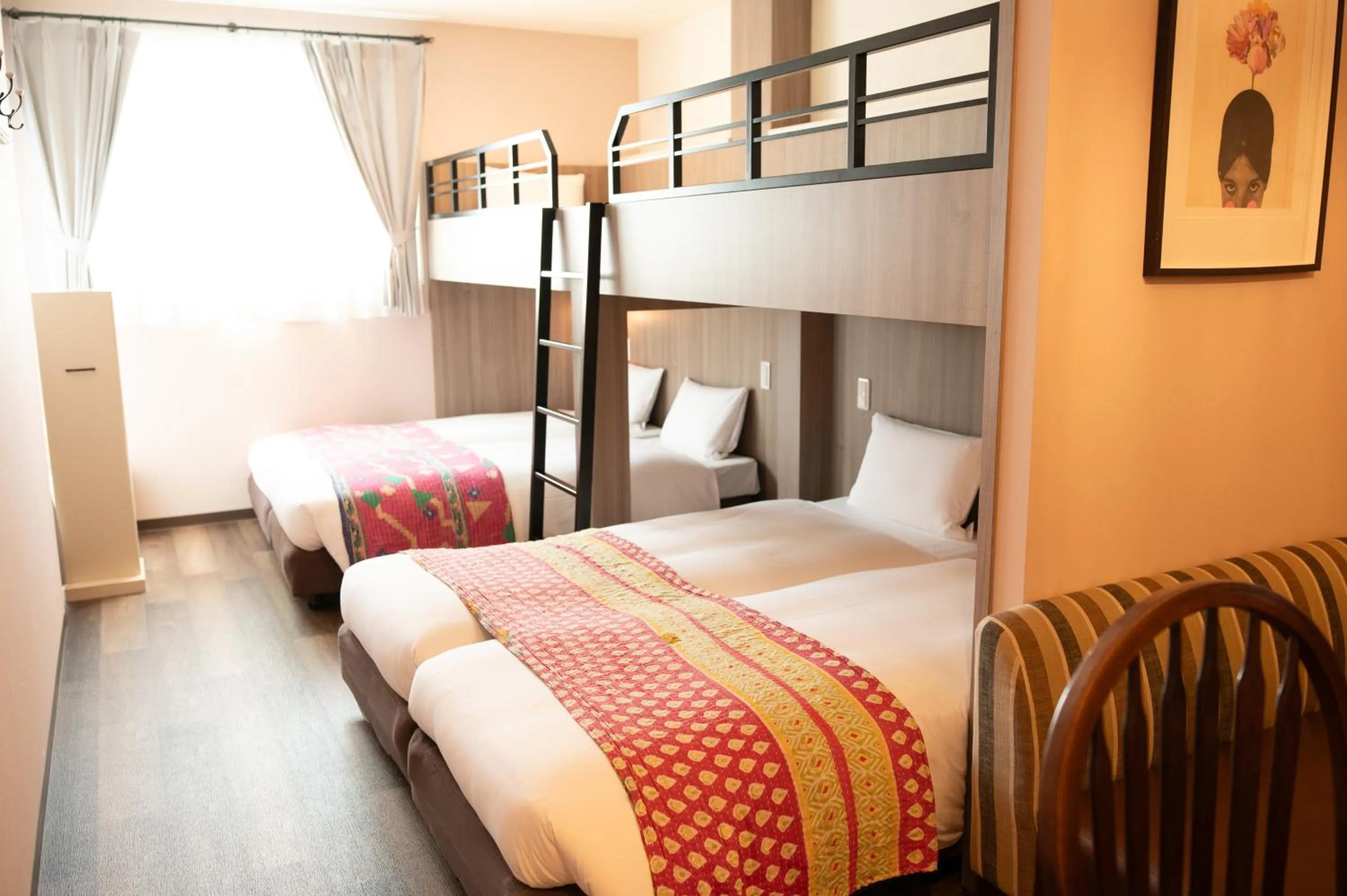 Bed in 7 Rooms Hotel & Cafe - 30mins from Disneyland