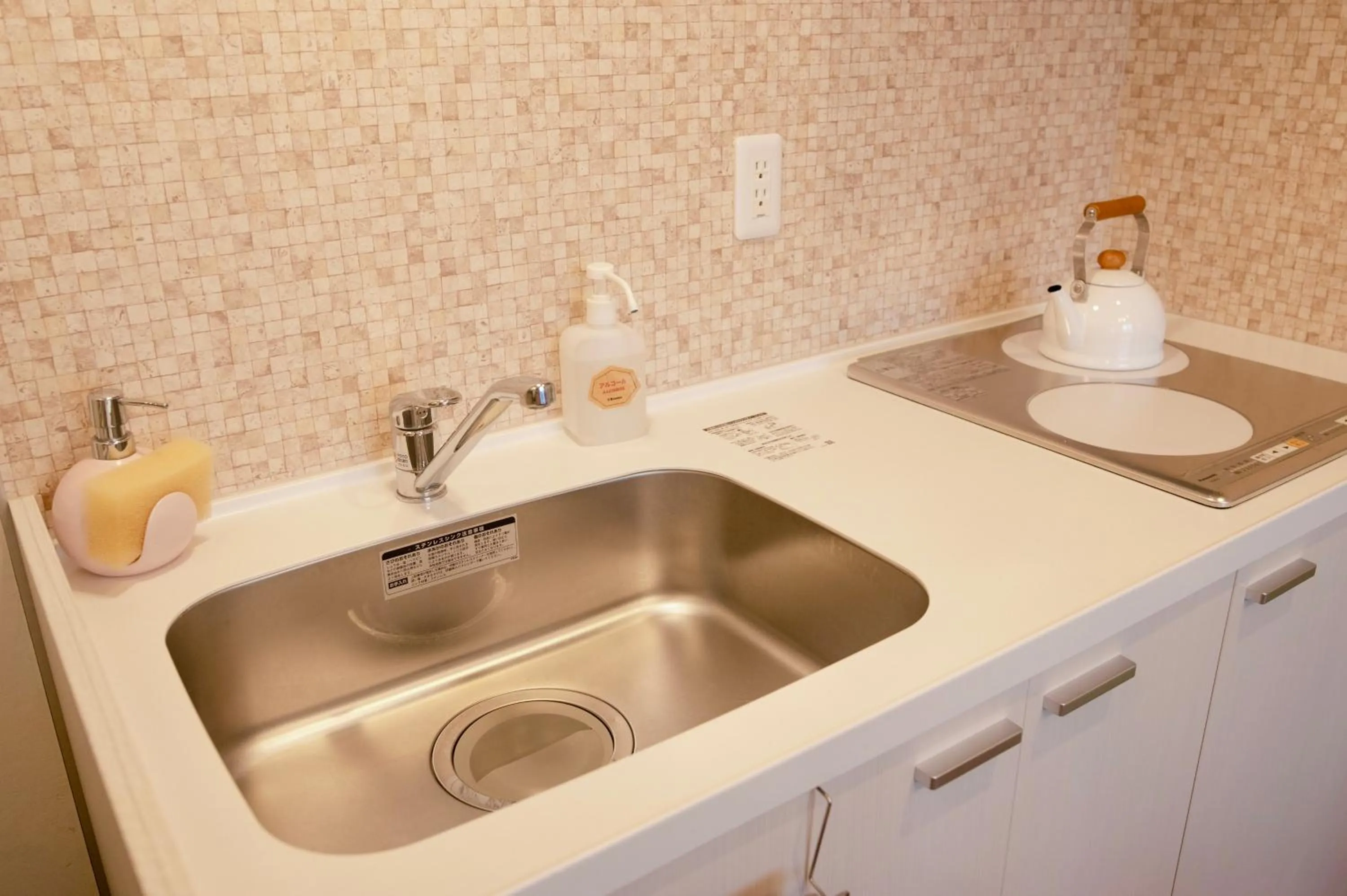 Kitchen or kitchenette in 7 Rooms Hotel & Cafe - 30mins from Disneyland