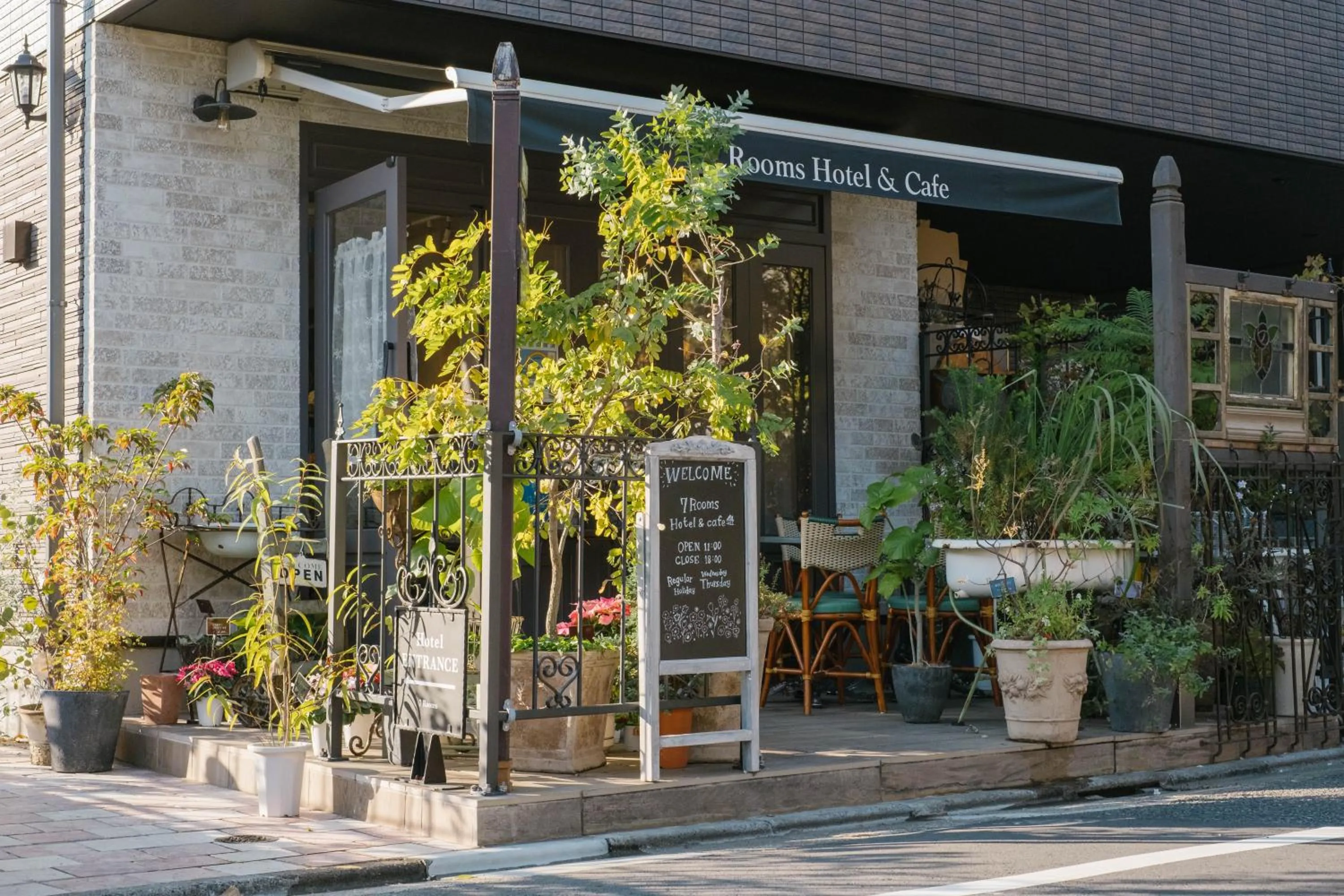 Property building in 7 Rooms Hotel & Cafe - 30mins from Disneyland