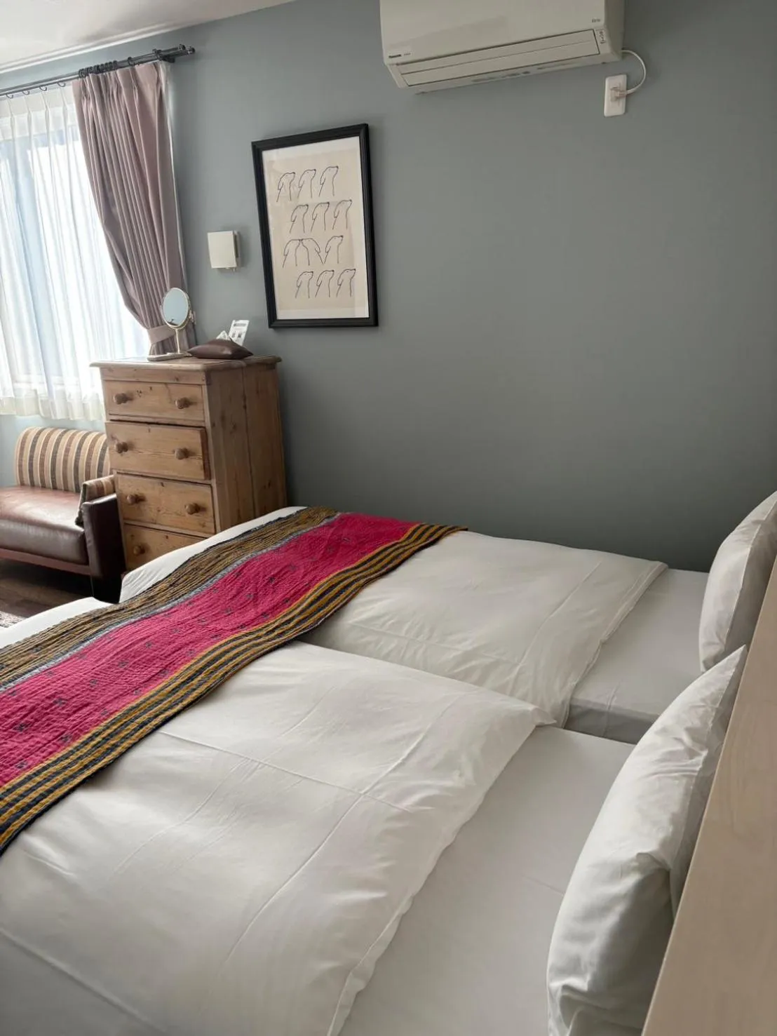 Bed in 7 Rooms Hotel & Cafe - 30mins from Disneyland