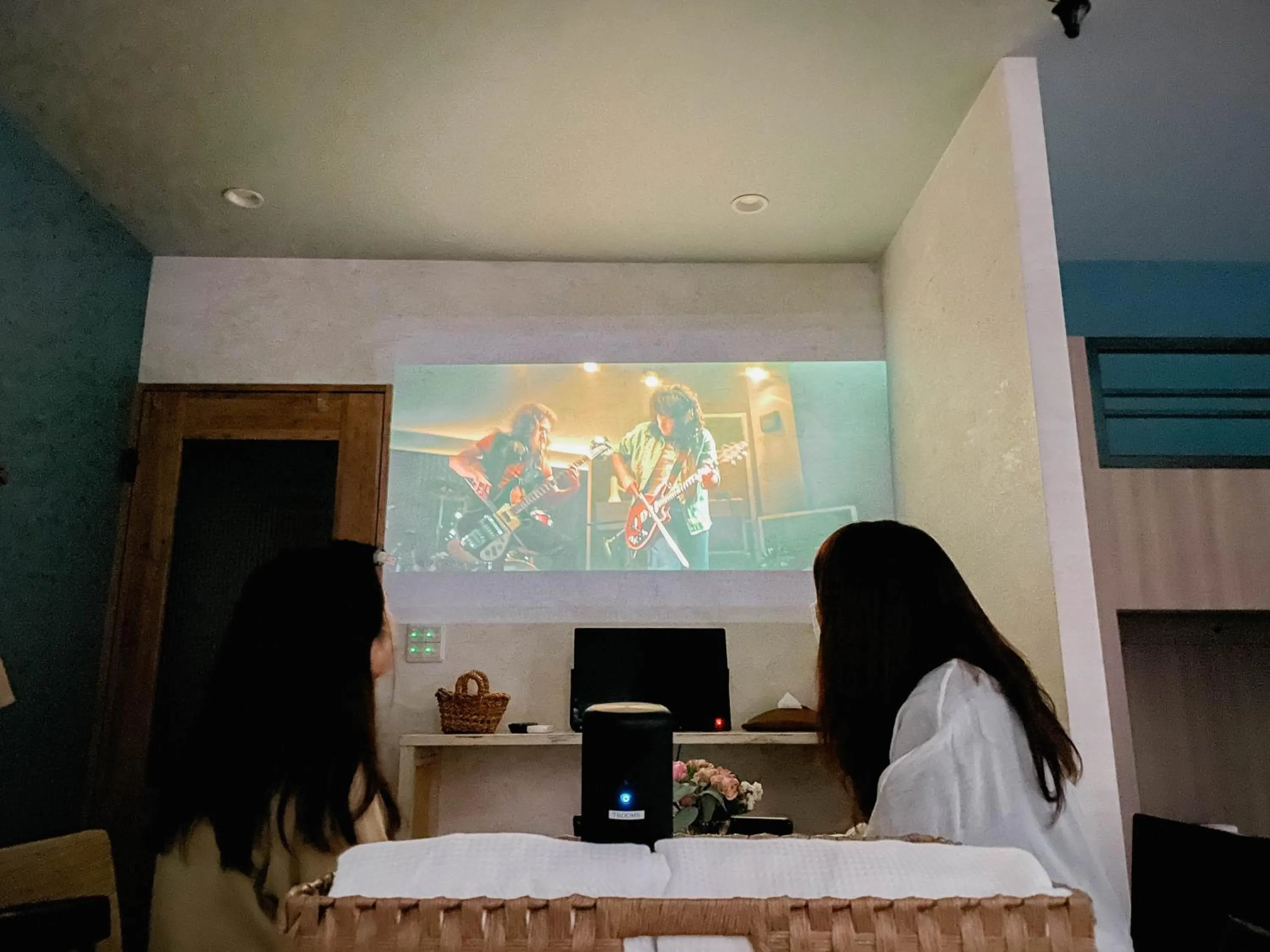 TV and multimedia in 7 Rooms Hotel & Cafe - 30mins from Disneyland