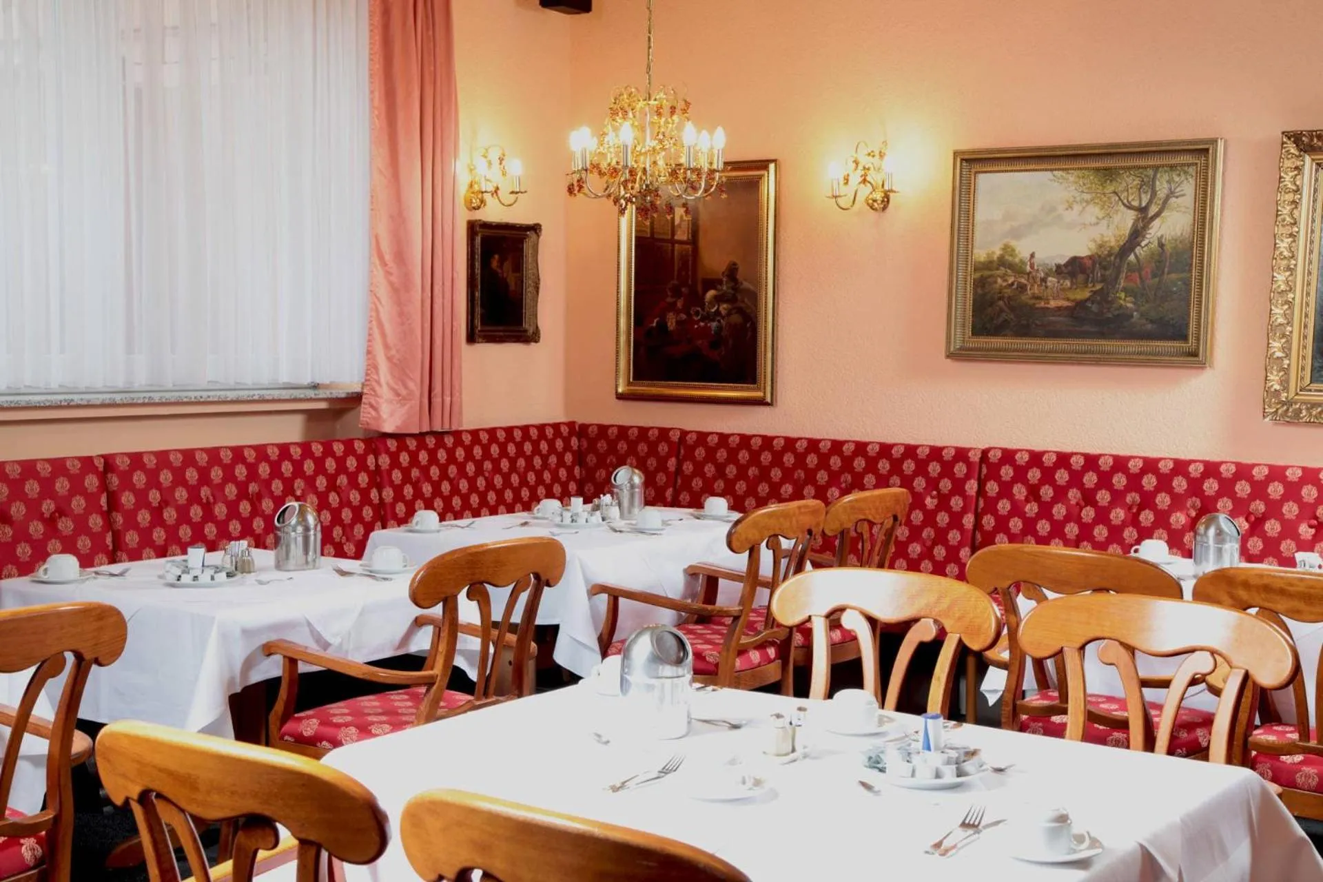 Restaurant/places to eat in Hotel Lonac