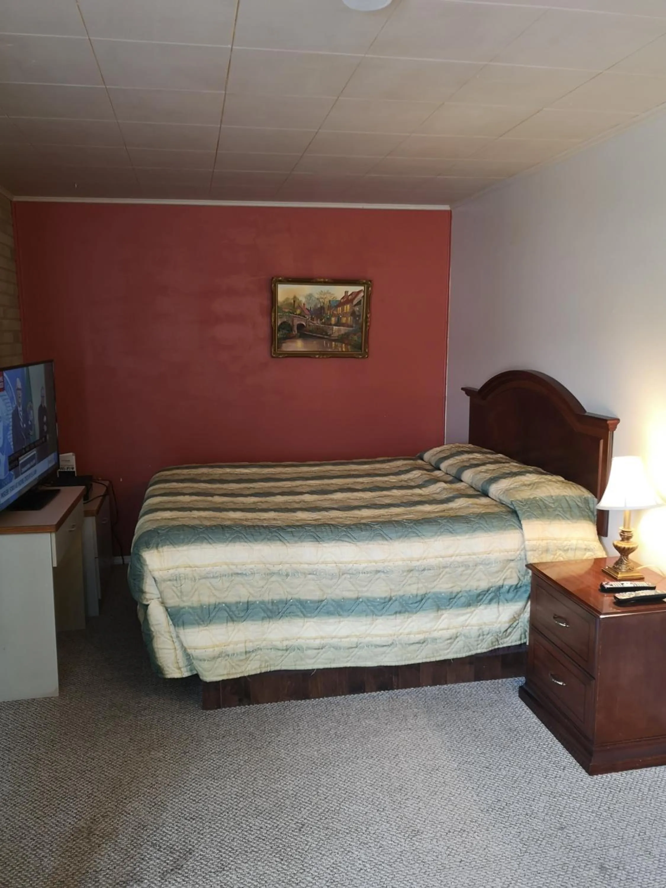 Bedroom, Bed in Ranchland Villa Motel