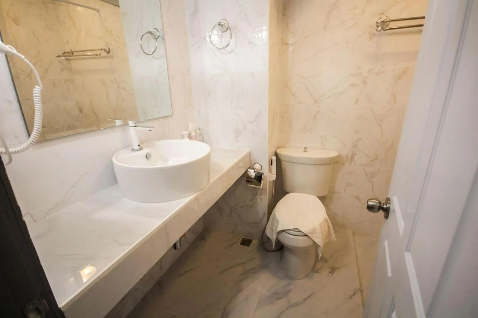 Bathroom in R1 Nimman Hotel Chiangmai