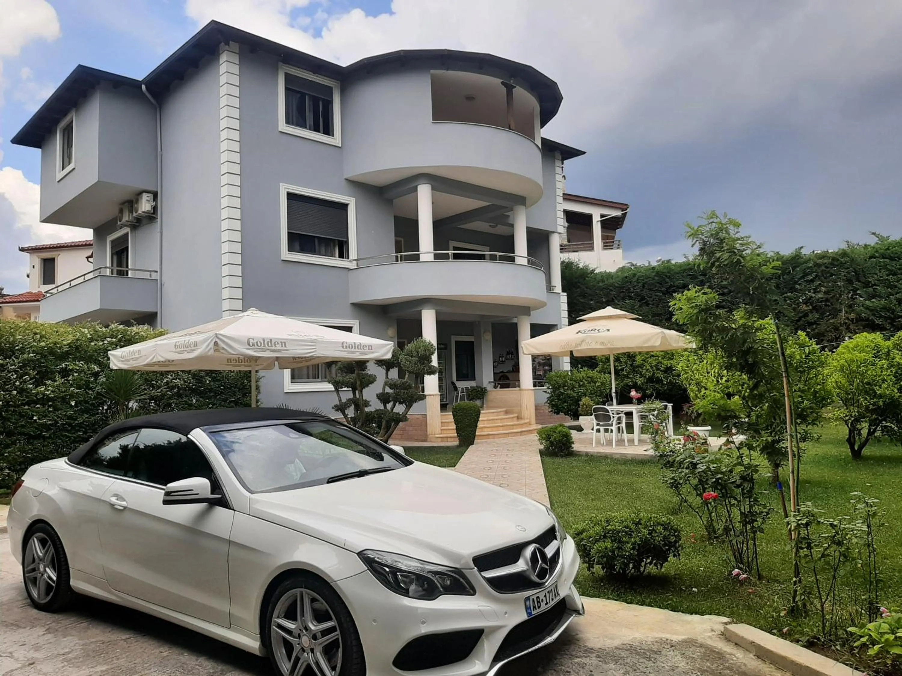 Property building in Hotel Vila Arbri