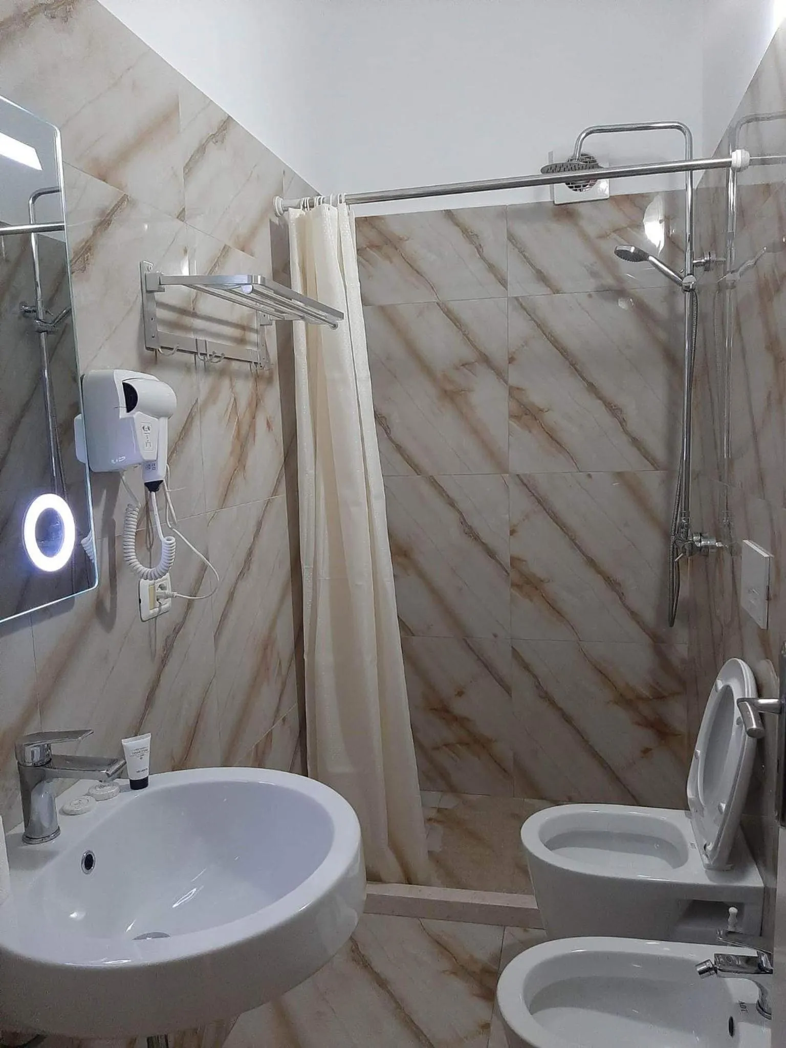 Shower in Hotel Vila Arbri