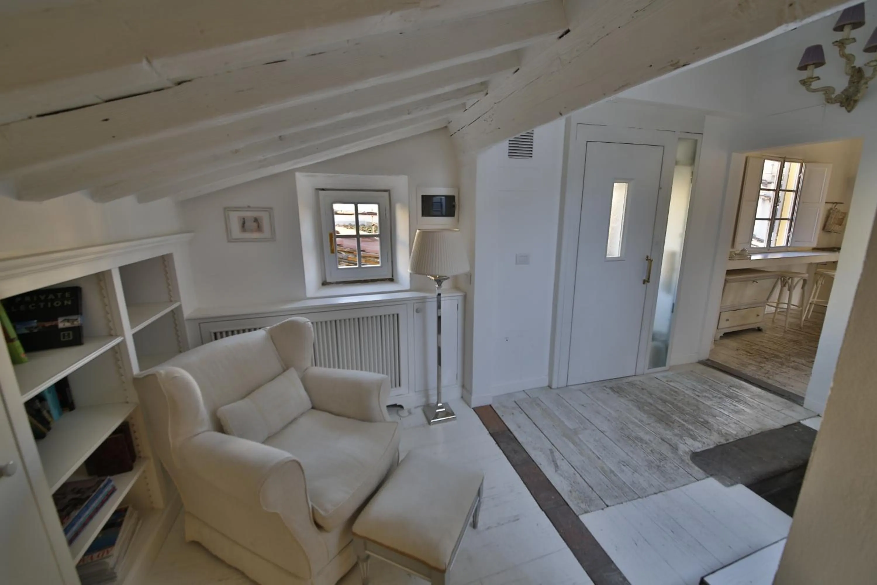 Living room in White Home by Mmega