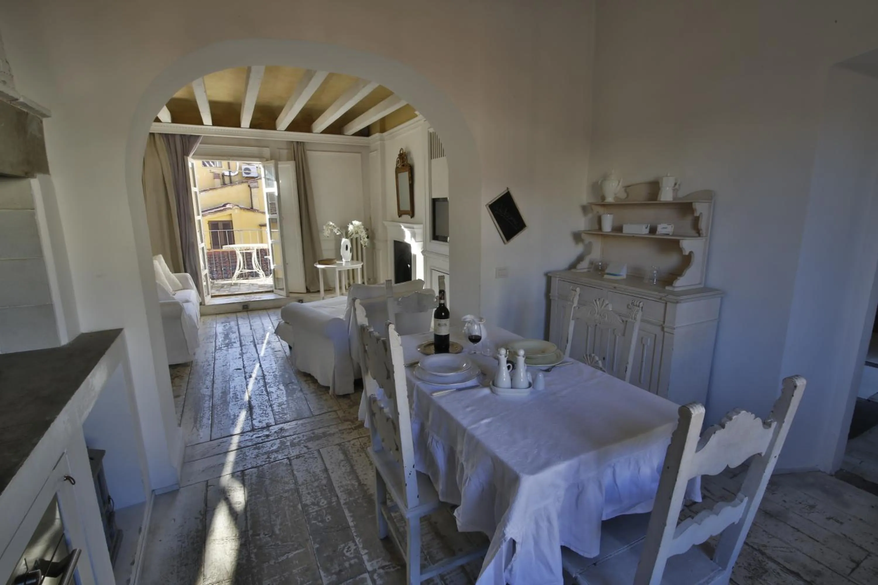 Dining area in White Home by Mmega