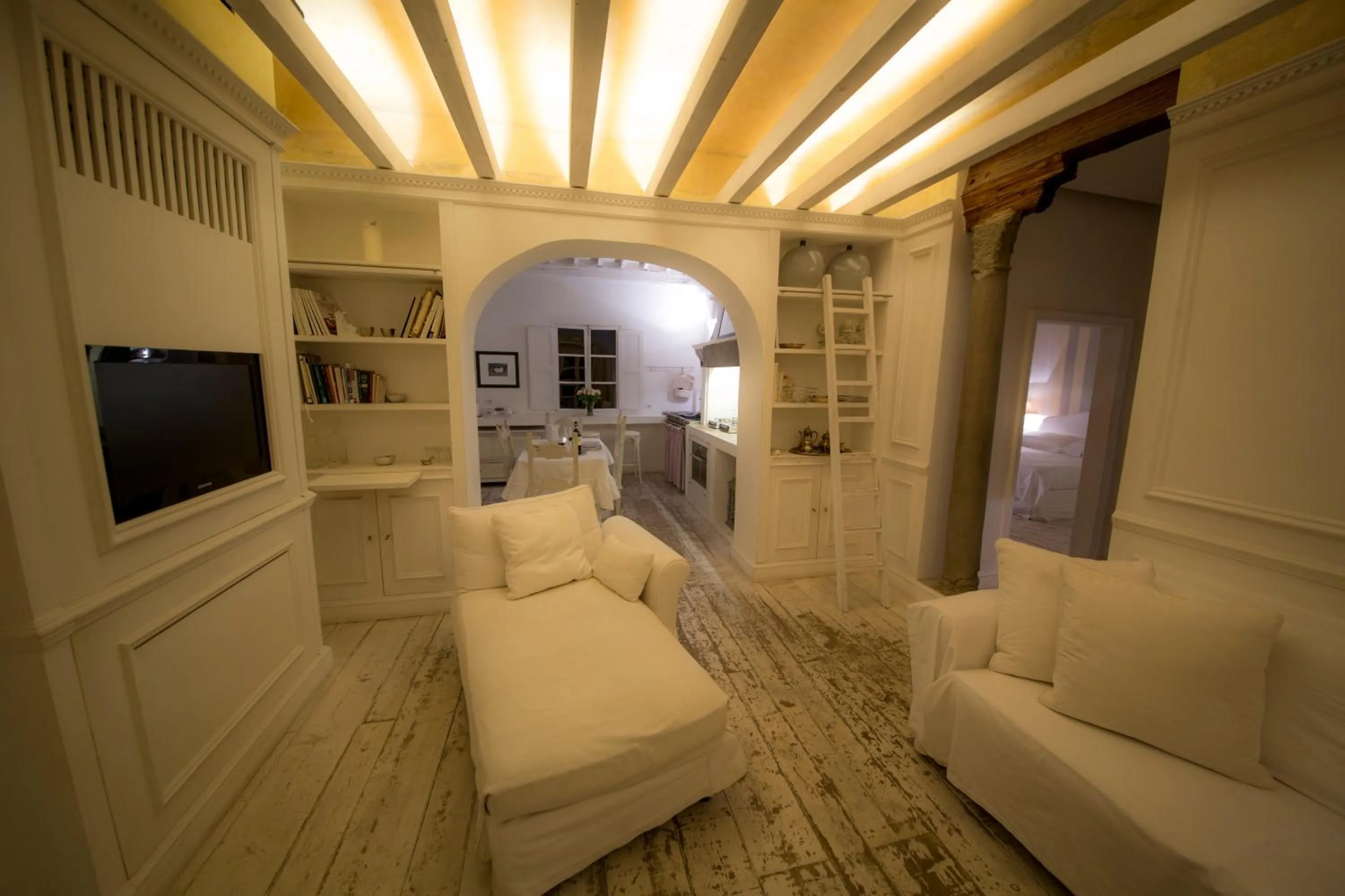 Living room in White Home by Mmega