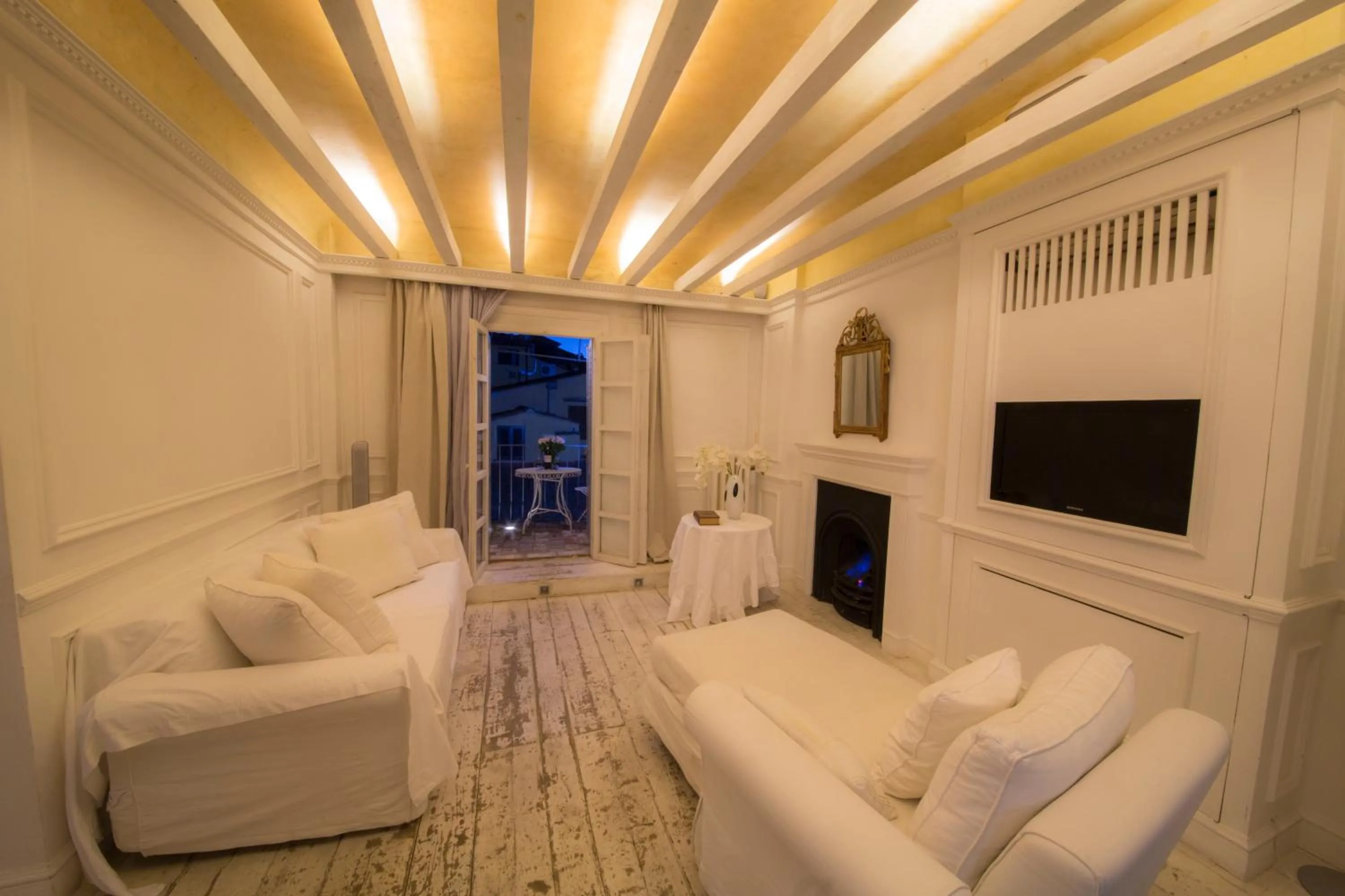 TV and multimedia in White Home by Mmega