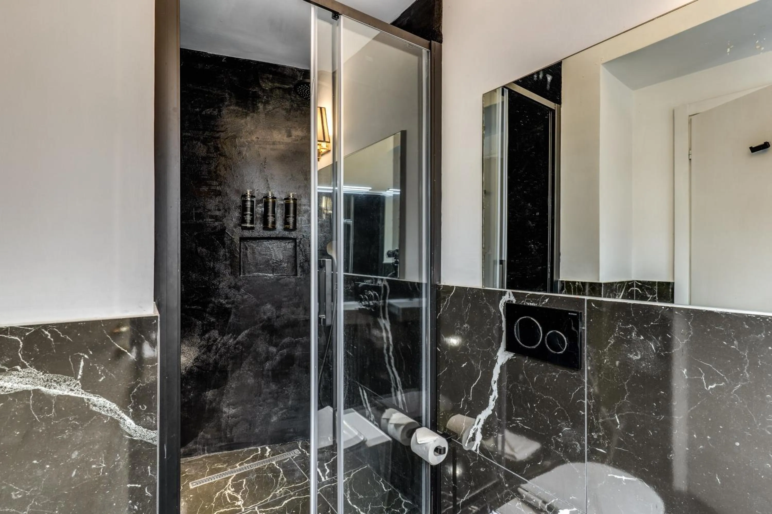 Shower in Baboon Room