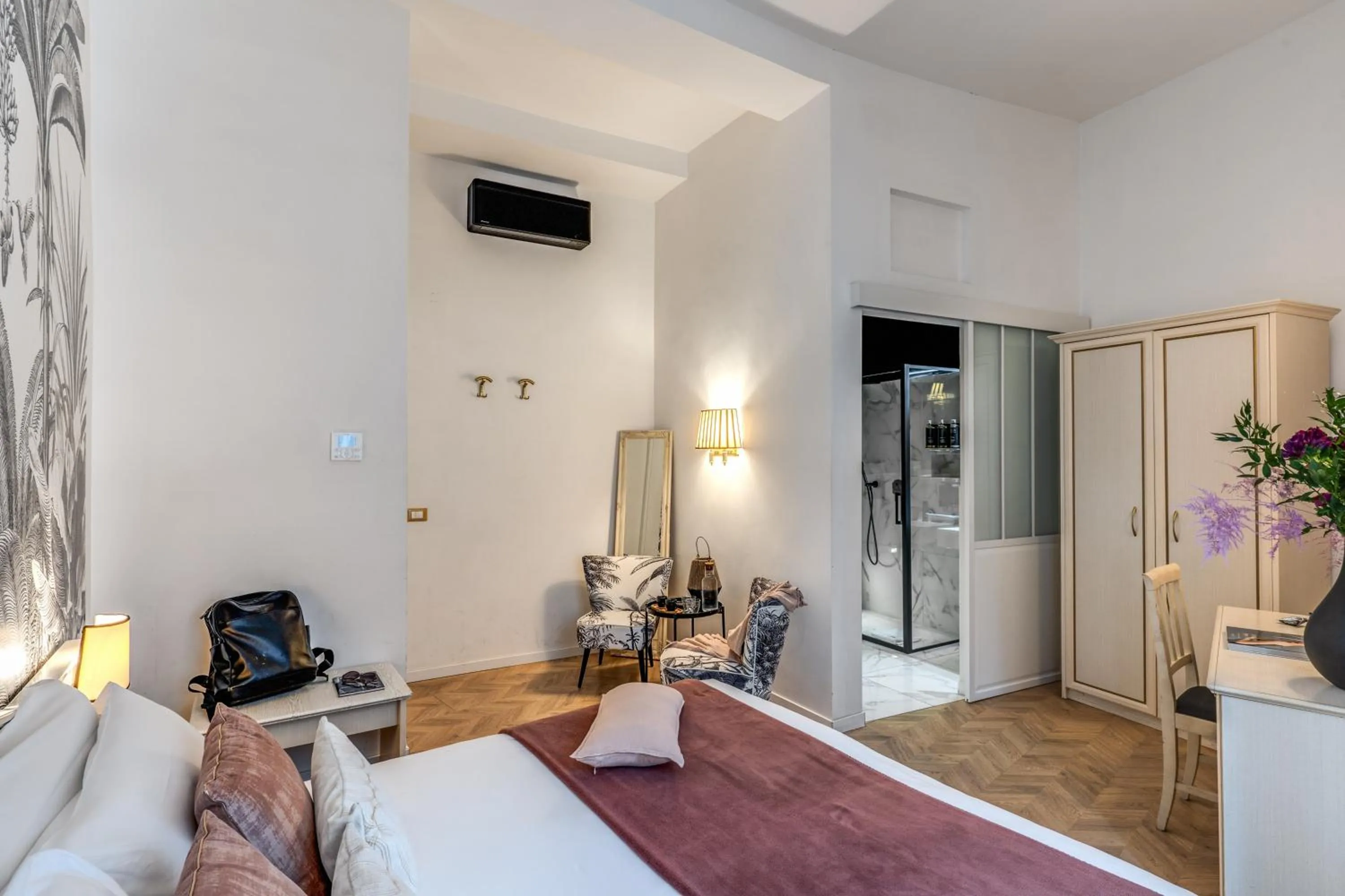 Photo of the whole room, Bed in Baboon Room