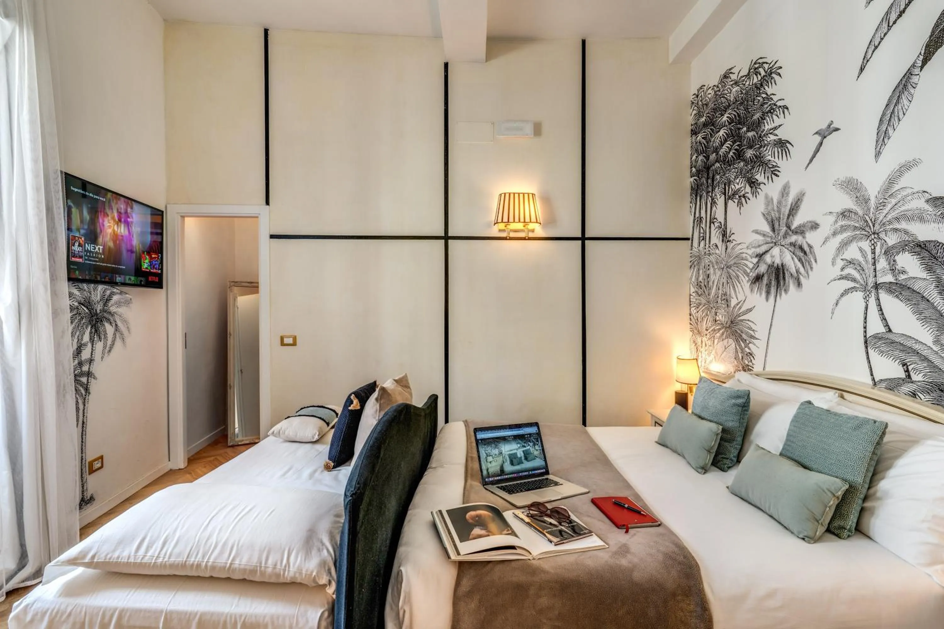 Photo of the whole room, Bed in Baboon Room