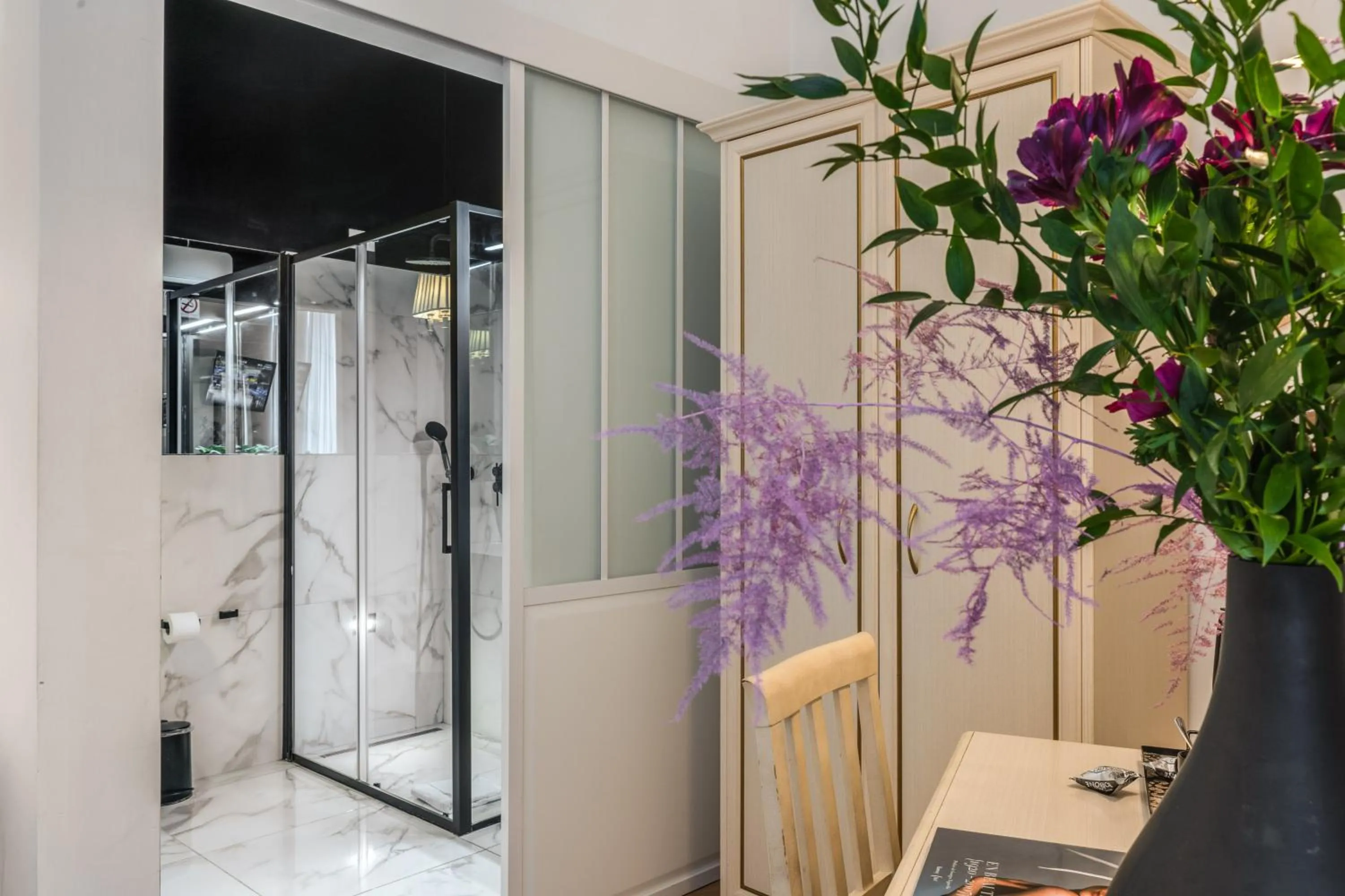 Shower in Baboon Room