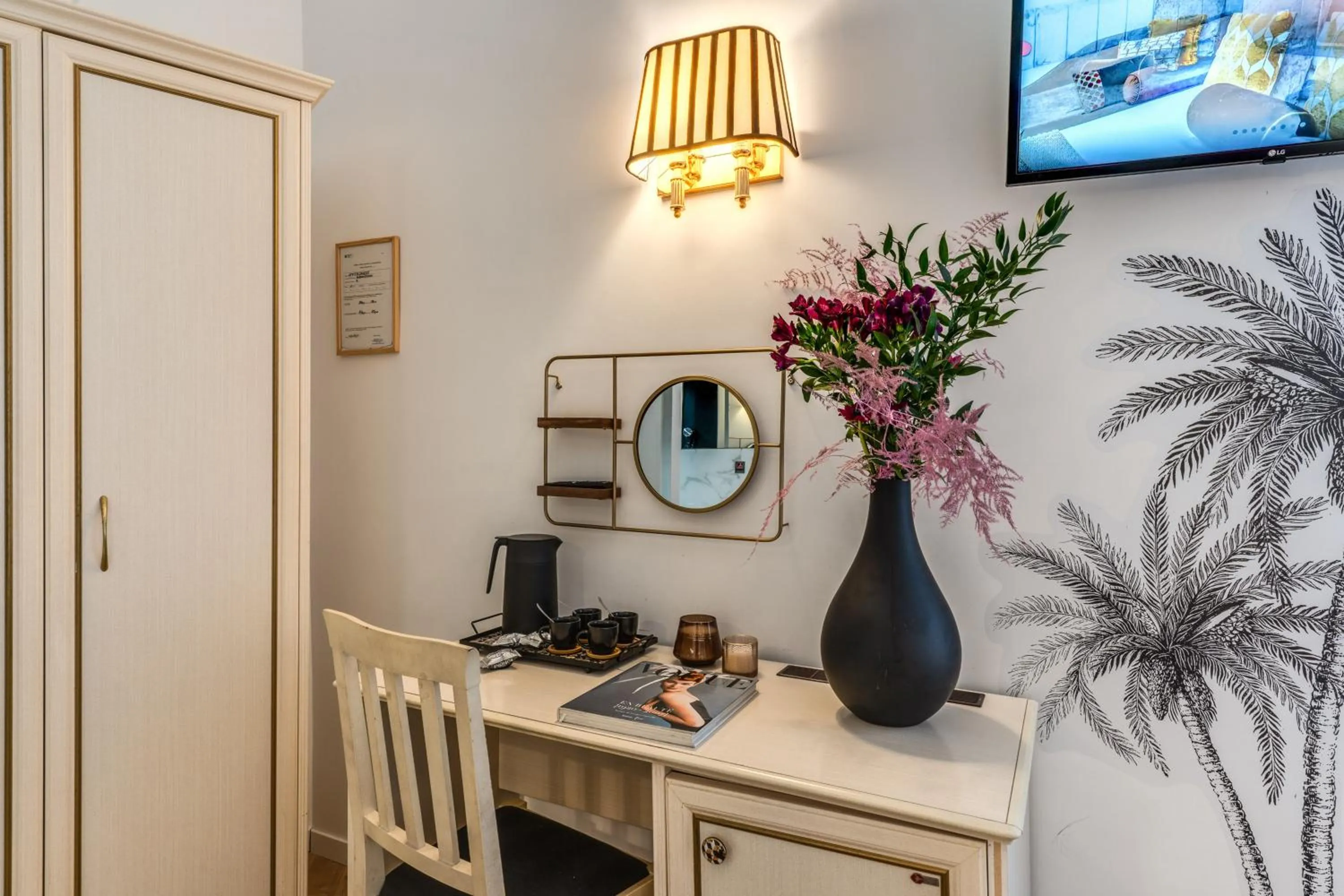 hair dresser in Baboon Room