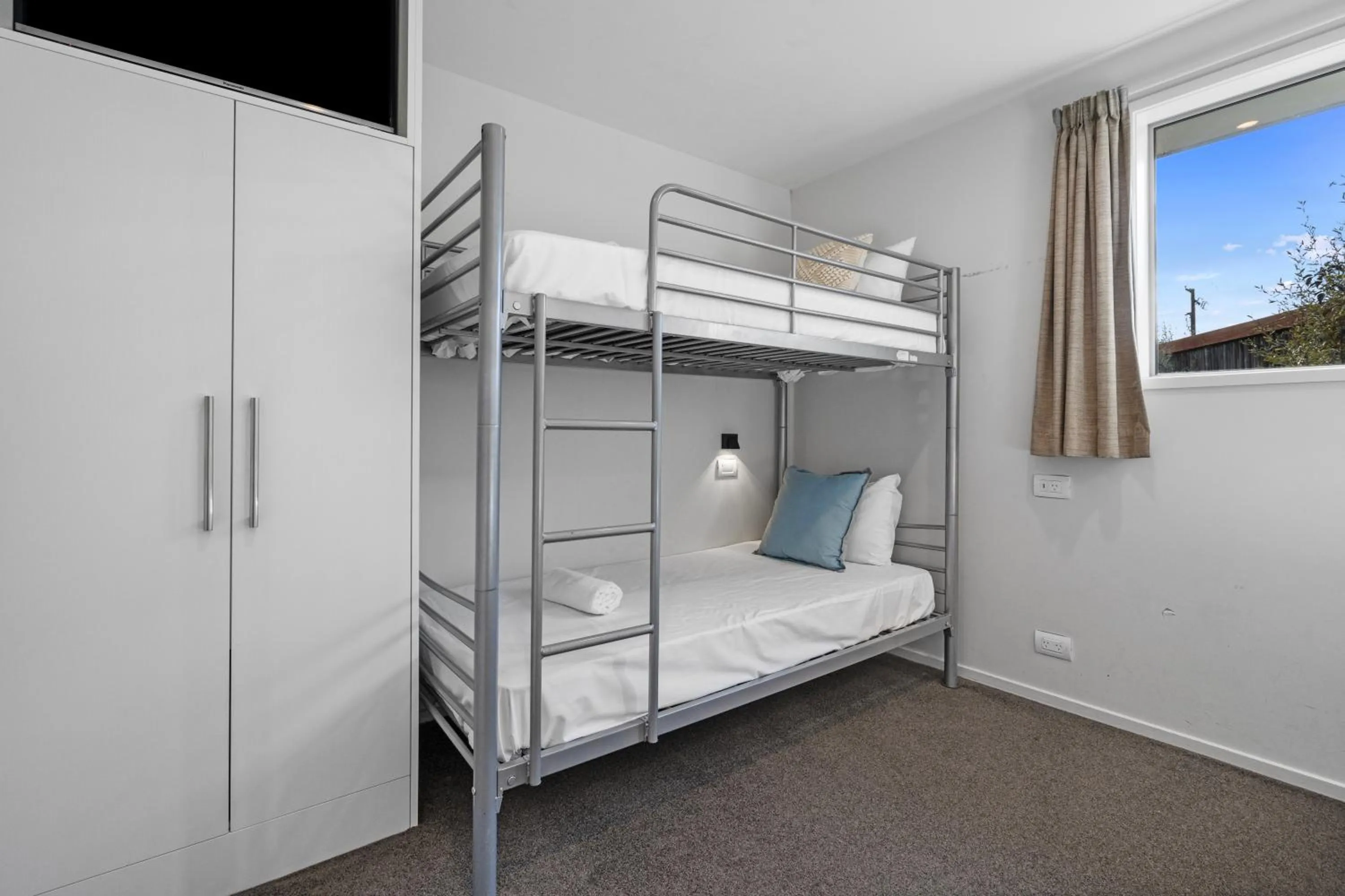 Bedroom, Bed in Tasman Holiday Parks - Te Anau