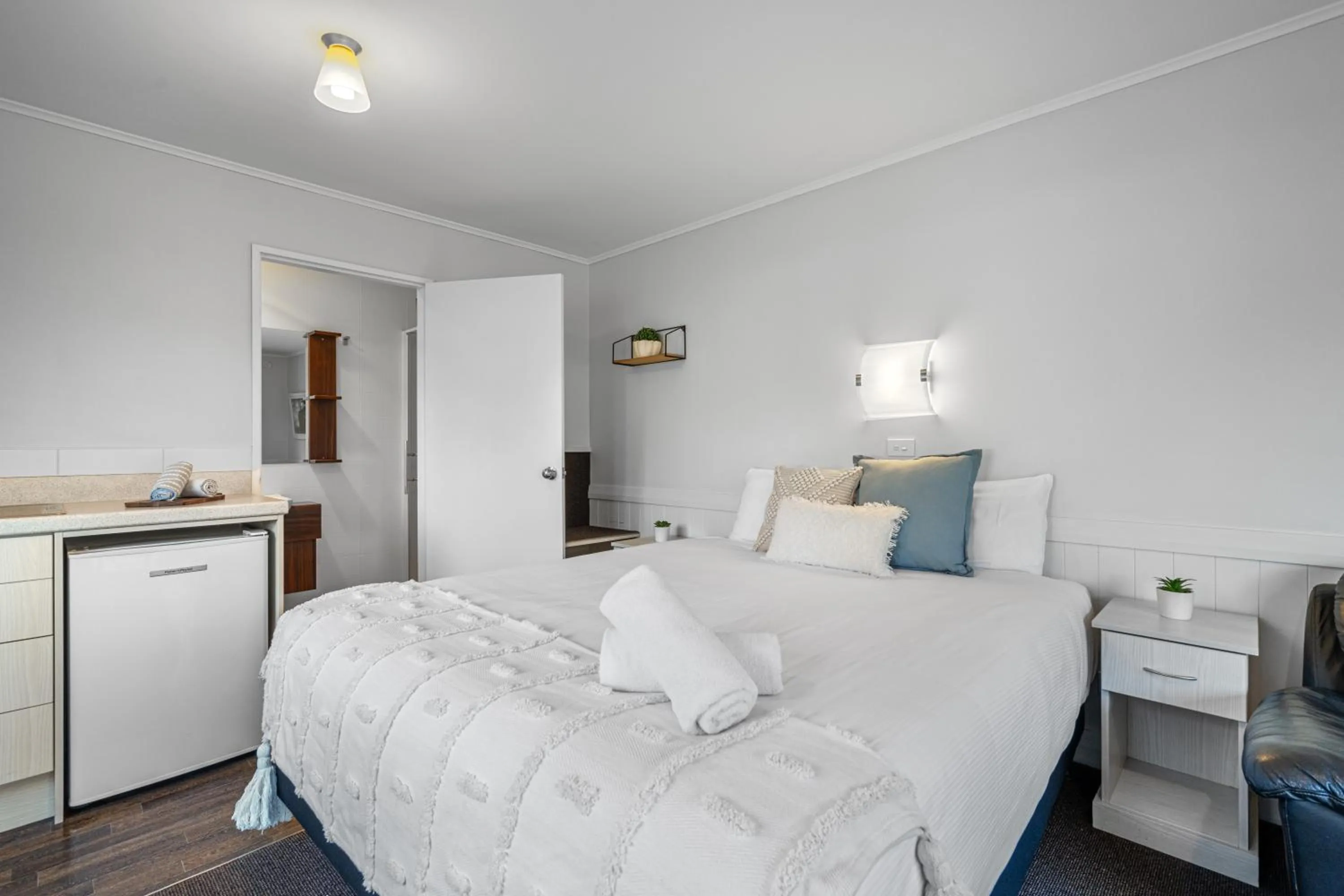 Bedroom, Bed in Tasman Holiday Parks - Te Anau