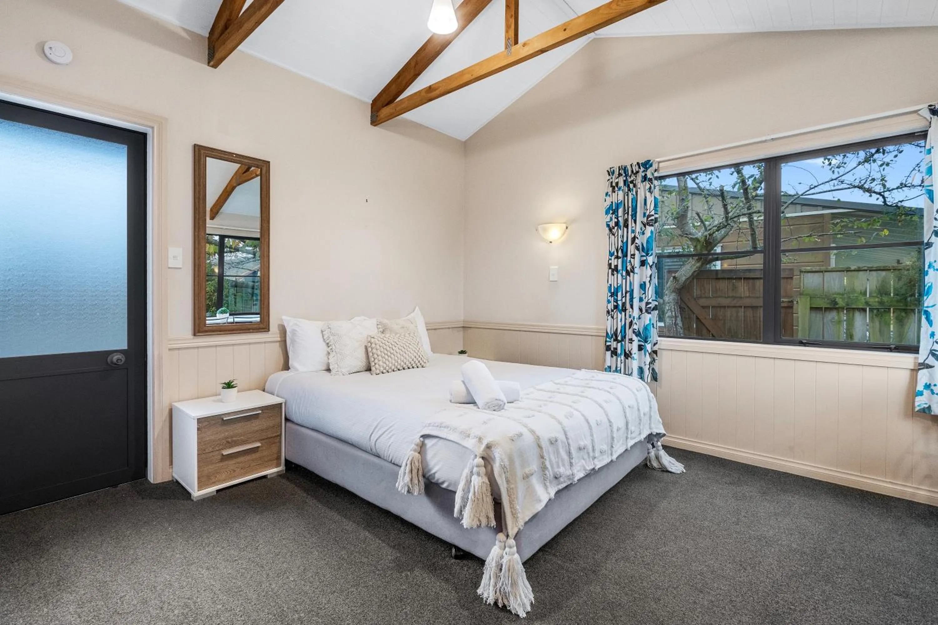 Bedroom, Bed in Tasman Holiday Parks - Te Anau